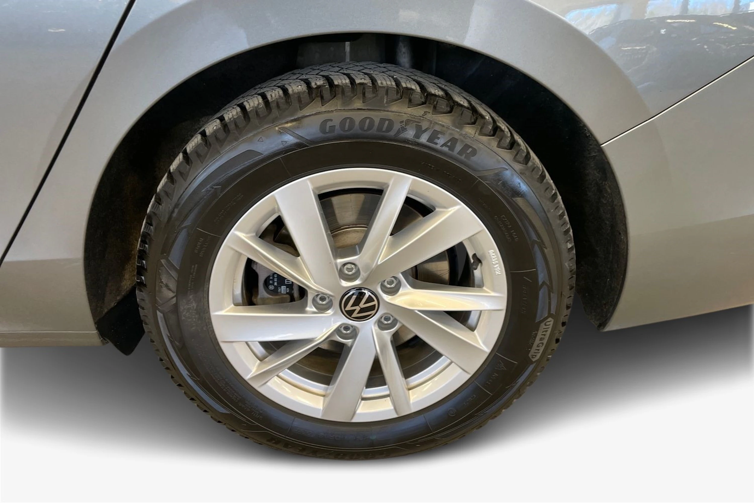 harmaa Volkswagen Passat 2024 kuva 12.