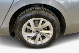 harmaa Volkswagen Passat 2024 kuva 12.