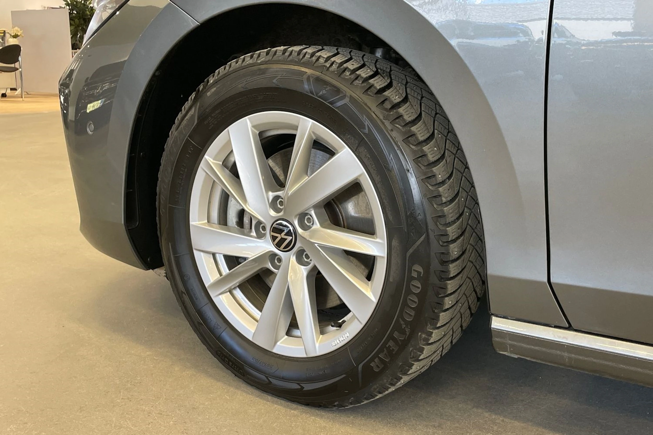harmaa Volkswagen Passat 2024 kuva 13.