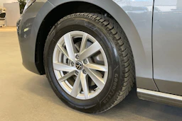 harmaa Volkswagen Passat 2024 kuva 13.