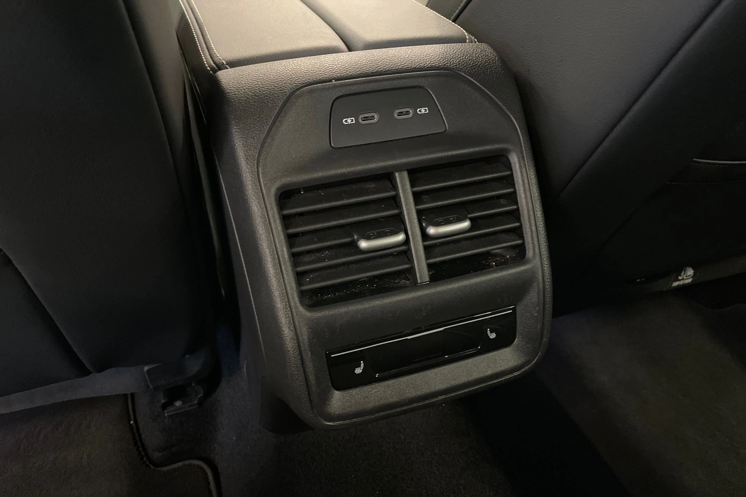 harmaa Volkswagen Passat 2024 kuva 16.