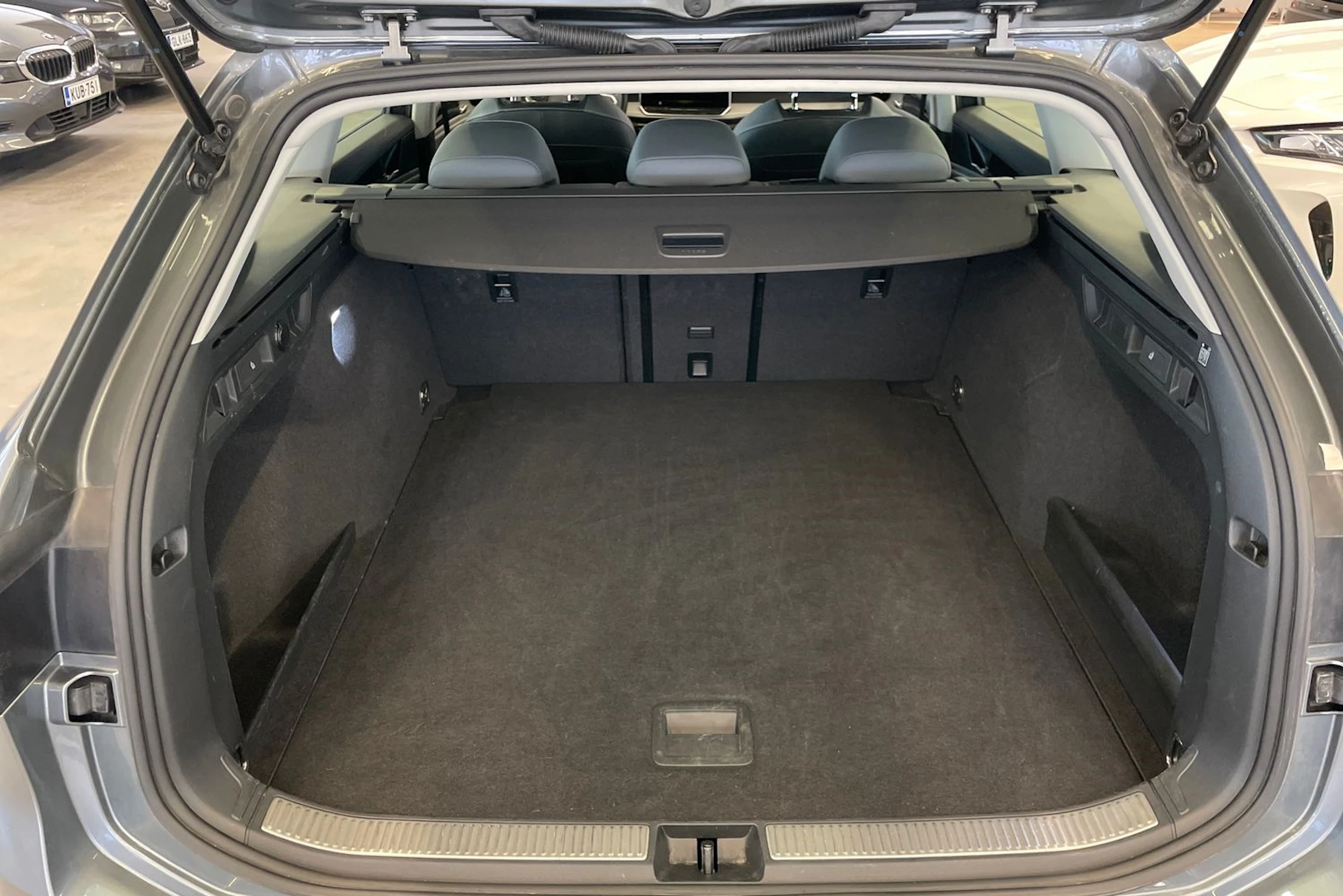 harmaa Volkswagen Passat 2024 kuva 18.
