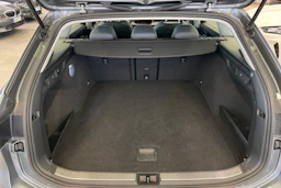 harmaa Volkswagen Passat 2024 kuva 18.