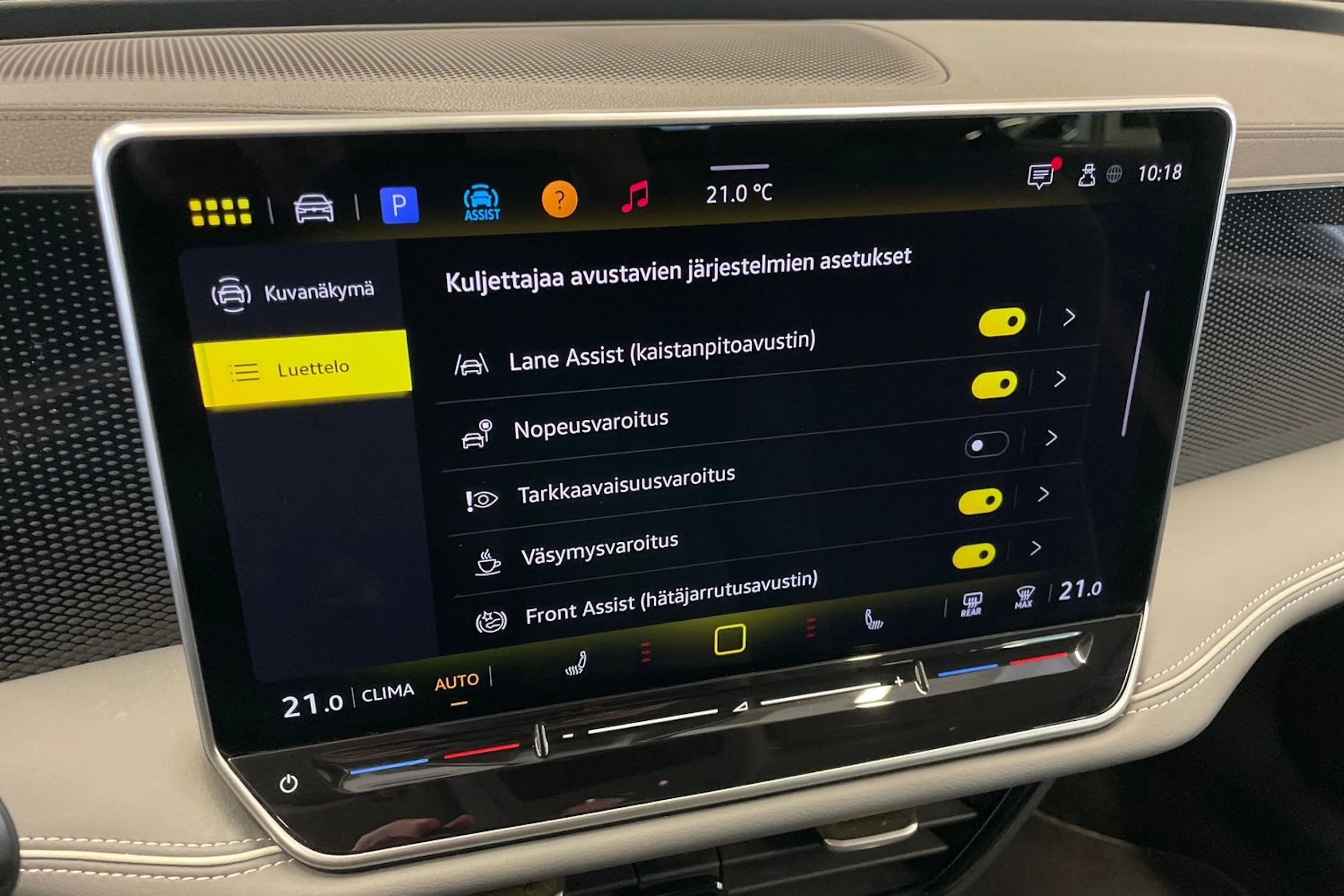 harmaa Volkswagen Passat 2024 kuva 20.