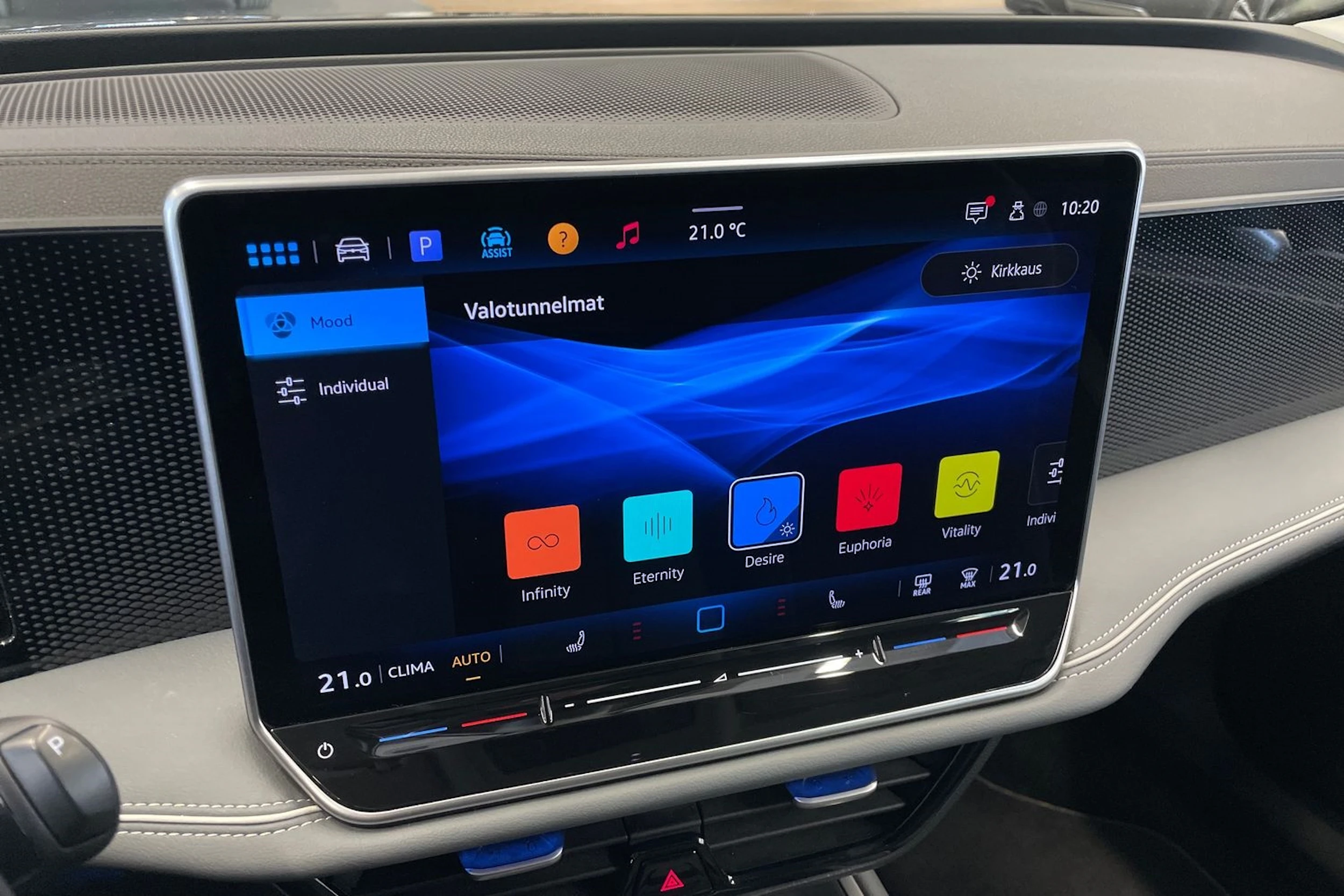 harmaa Volkswagen Passat 2024 kuva 25.