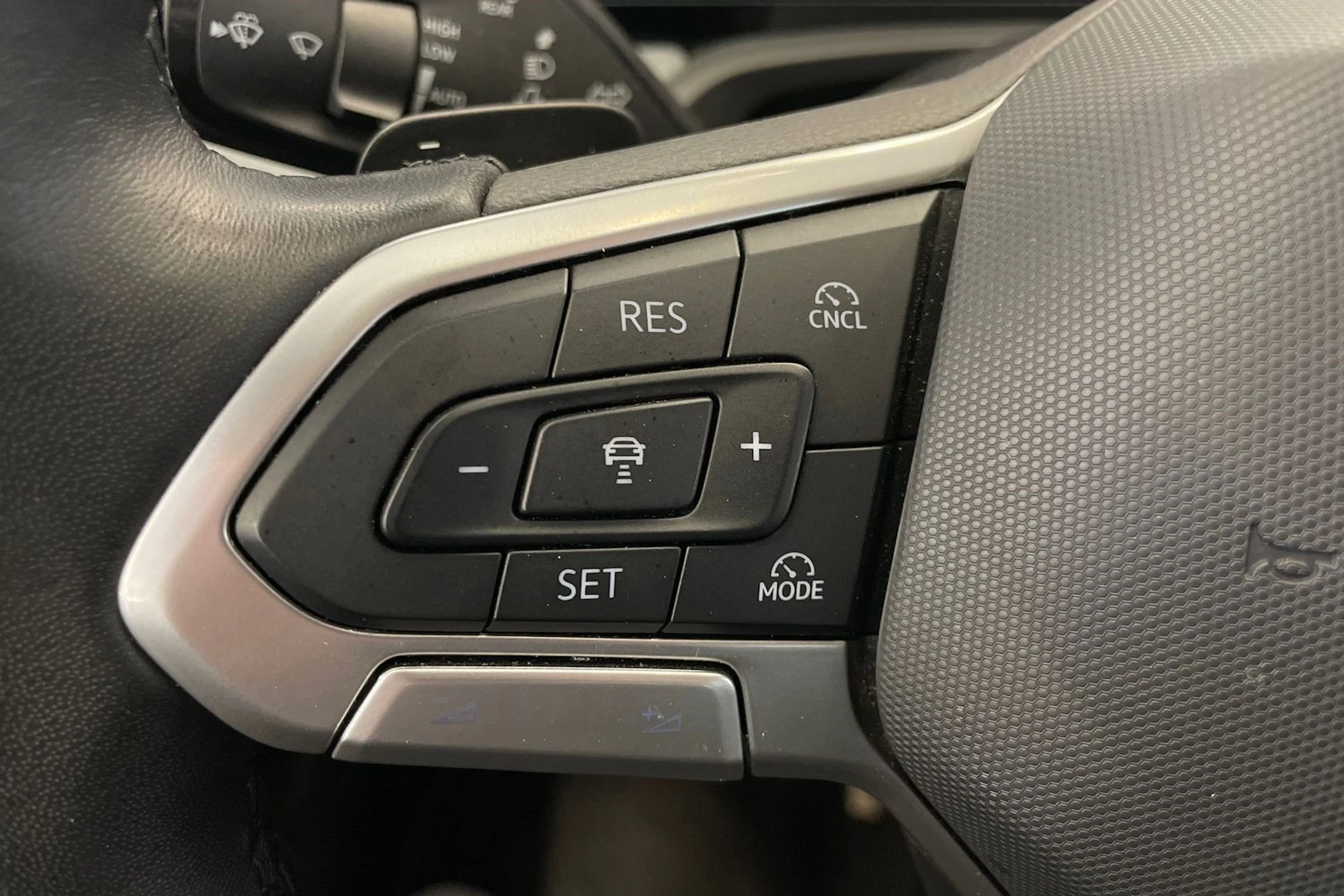 harmaa Volkswagen Passat 2024 kuva 26.