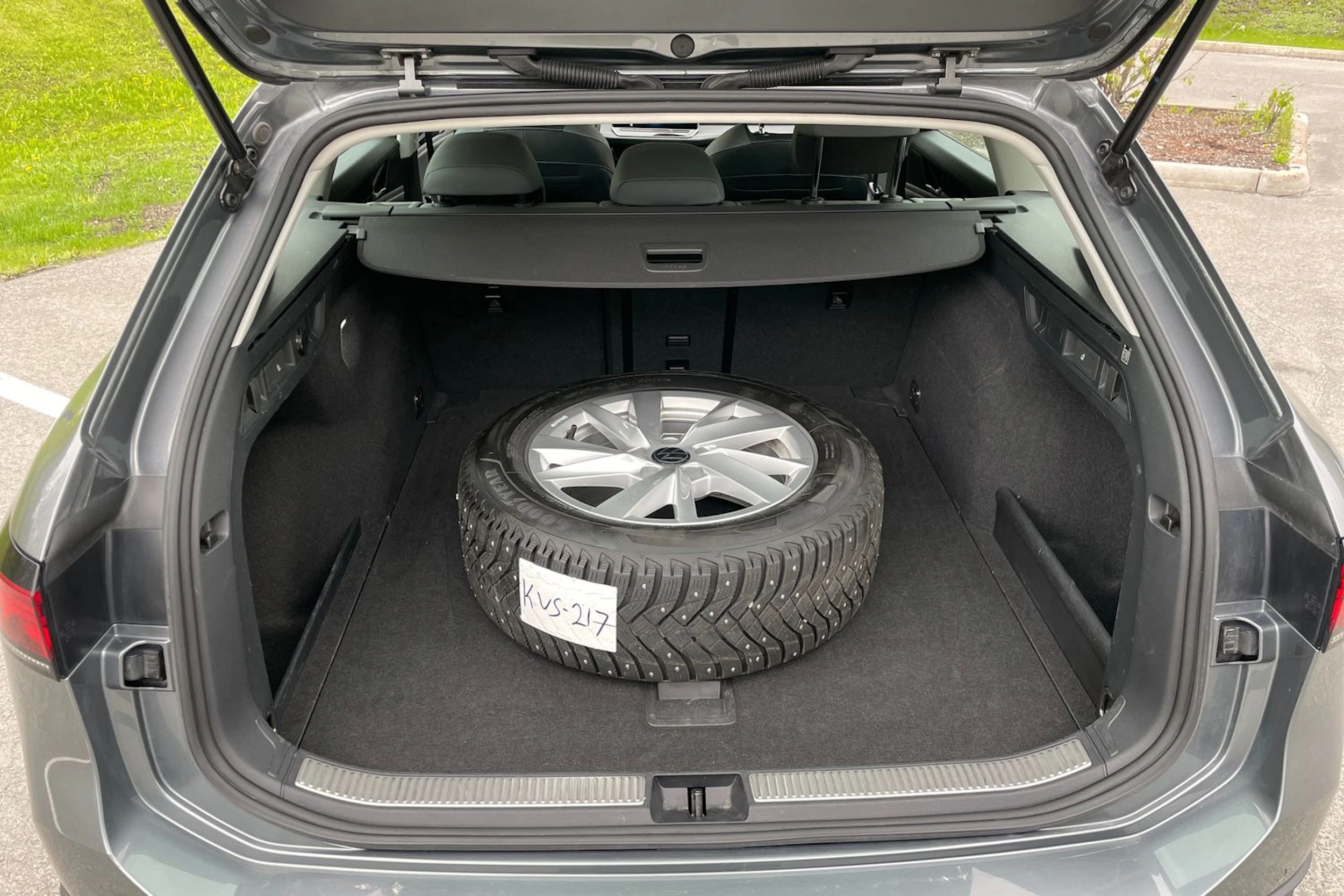 harmaa Volkswagen Passat 2024 kuva 29.