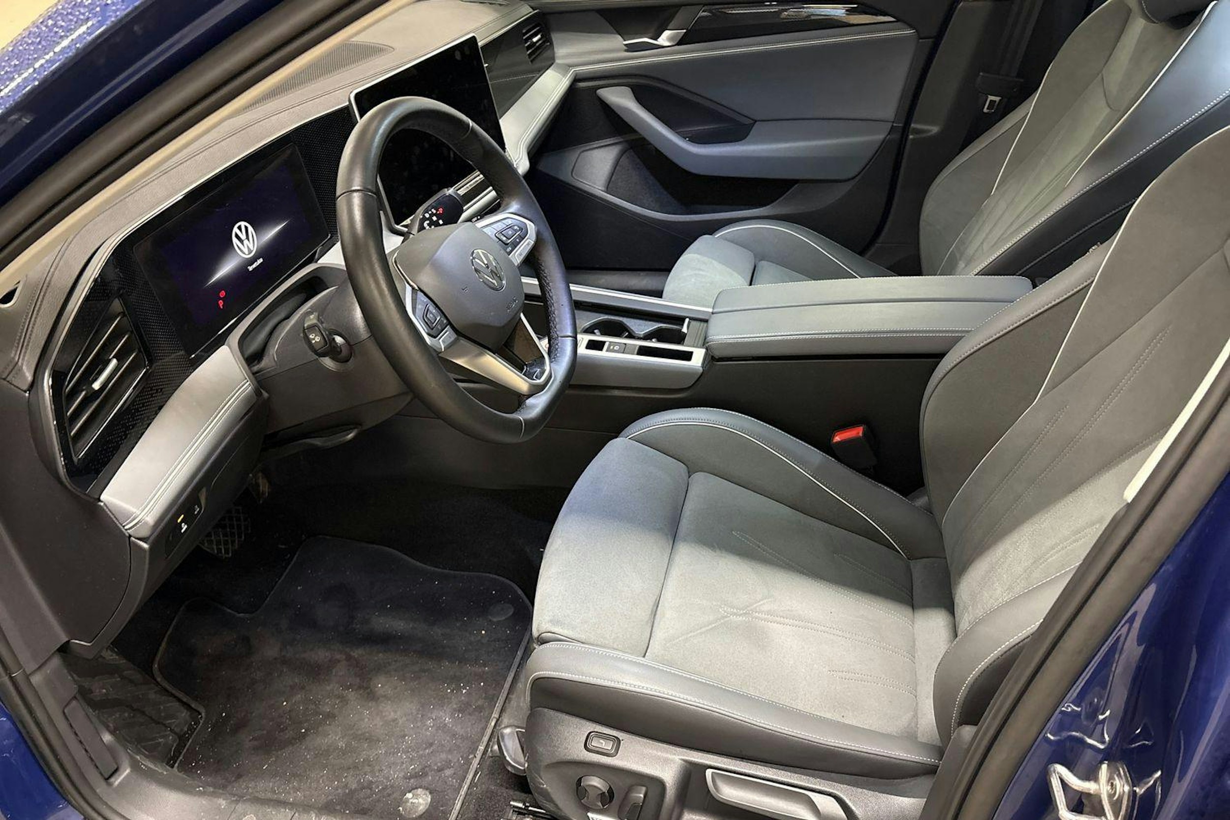 sininen Volkswagen Passat 2024 kuva 3.