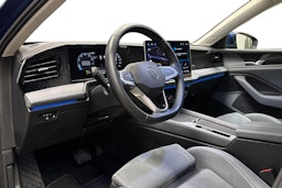 sininen Volkswagen Passat 2024 kuva 7.