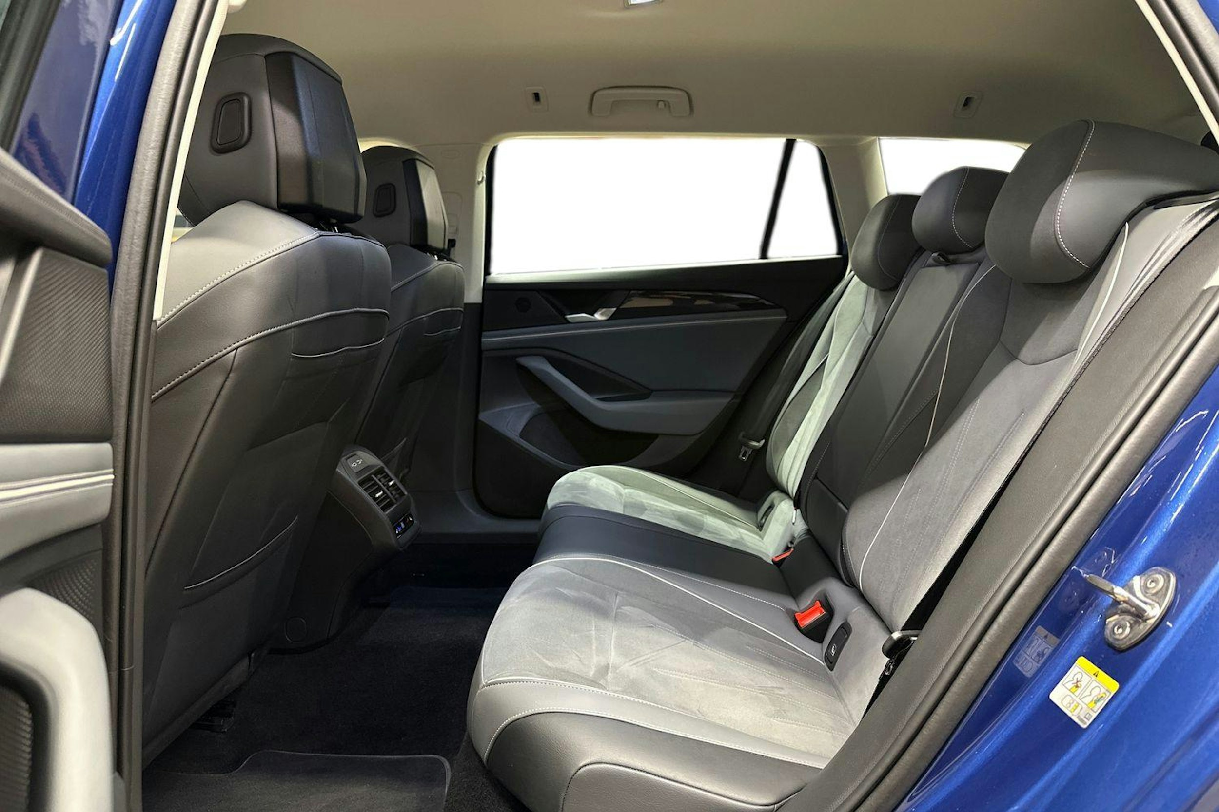 sininen Volkswagen Passat 2024 kuva 10.