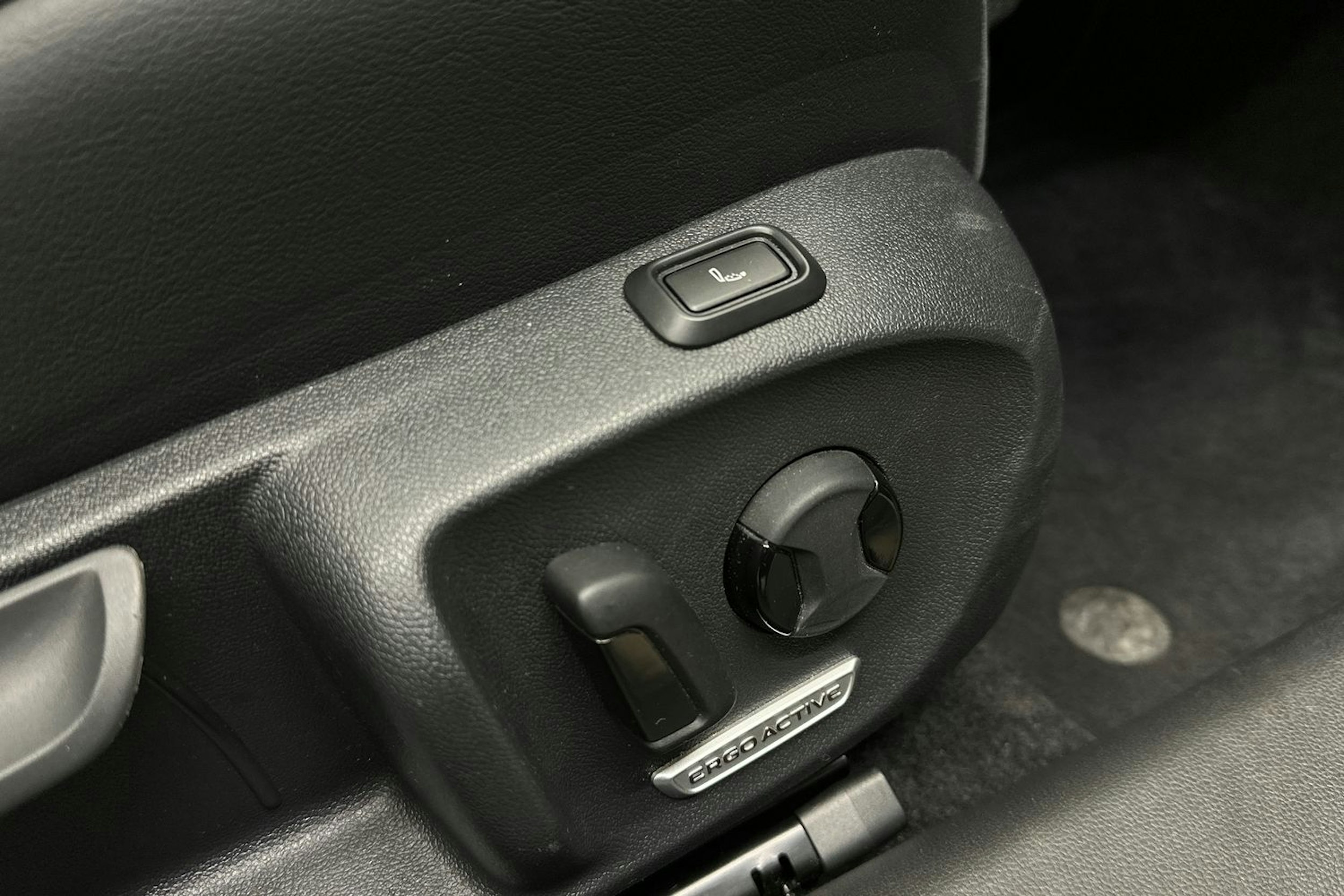 sininen Volkswagen Passat 2024 kuva 15.