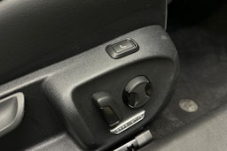 sininen Volkswagen Passat 2024 kuva 15.