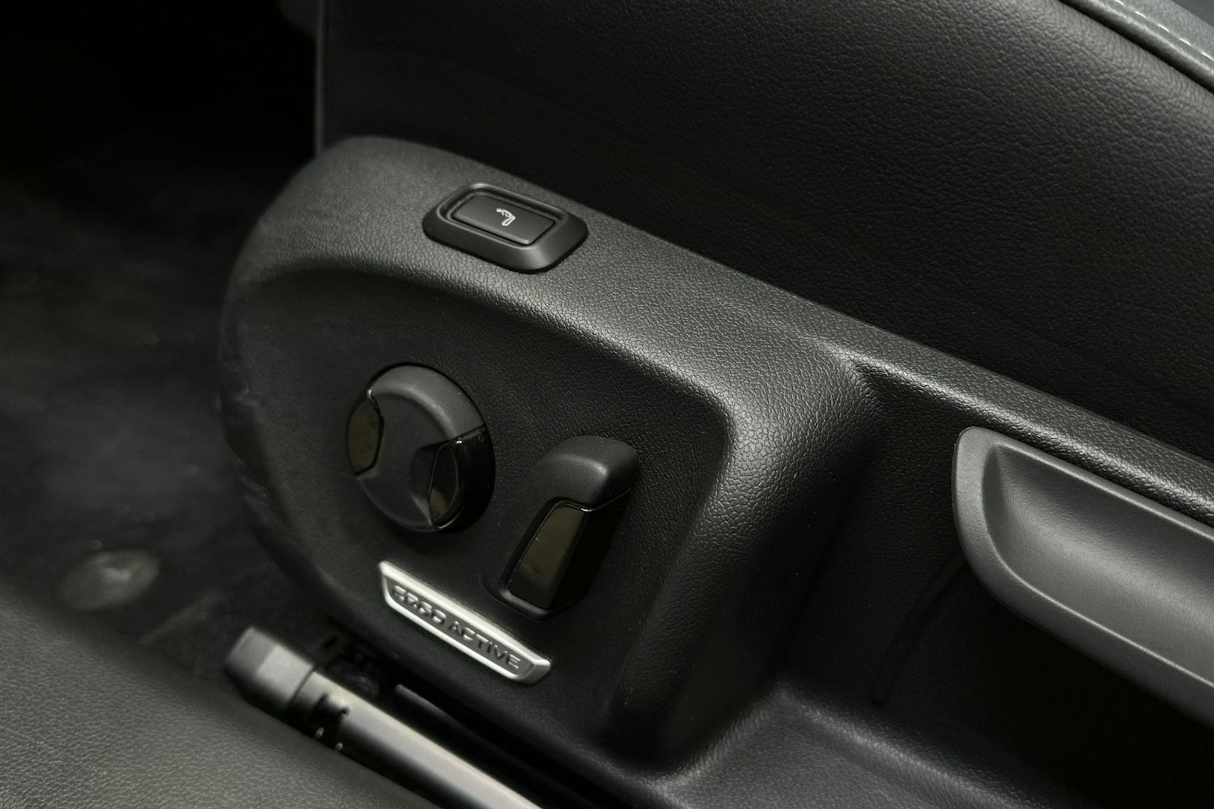 sininen Volkswagen Passat 2024 kuva 17.