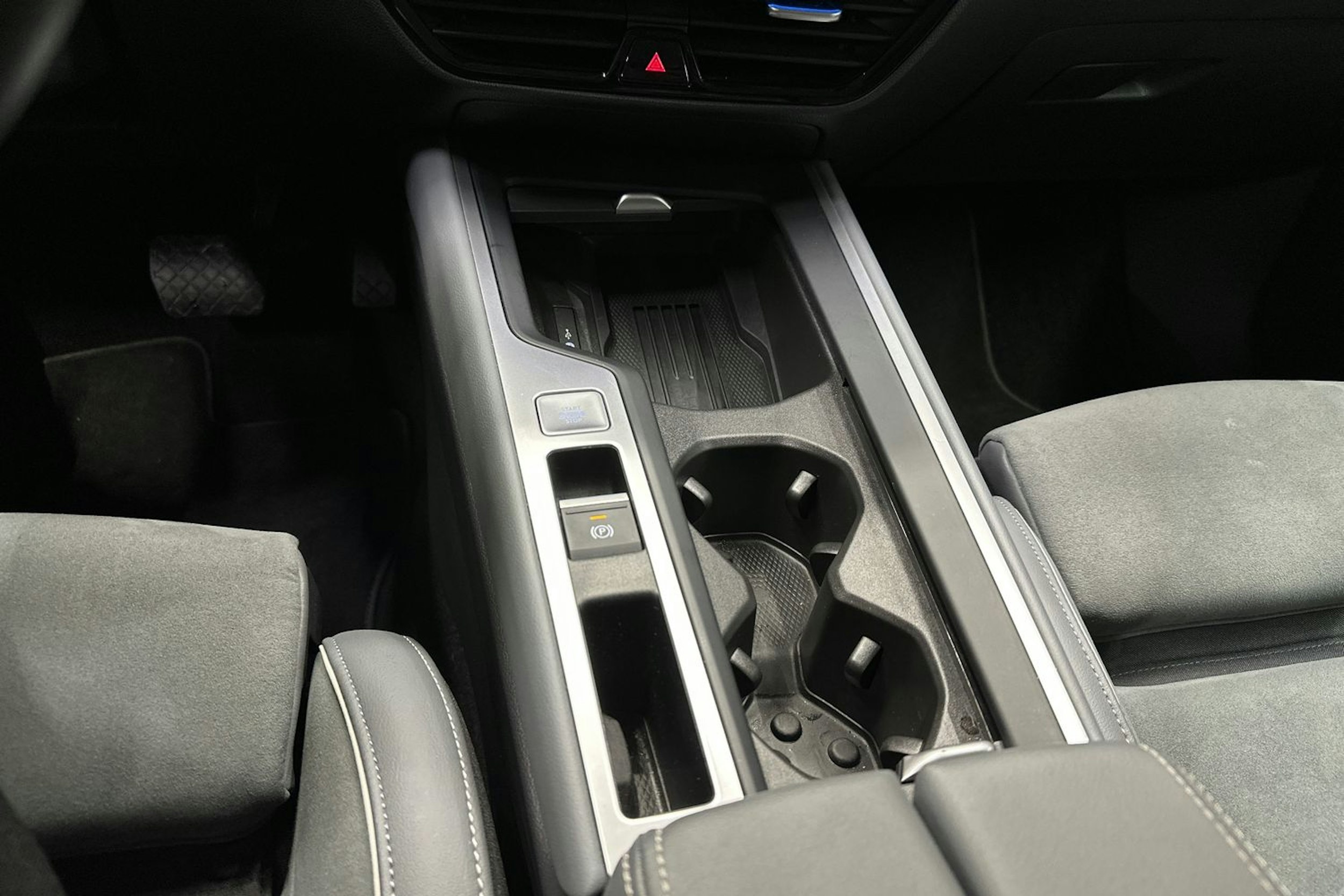 sininen Volkswagen Passat 2024 kuva 24.