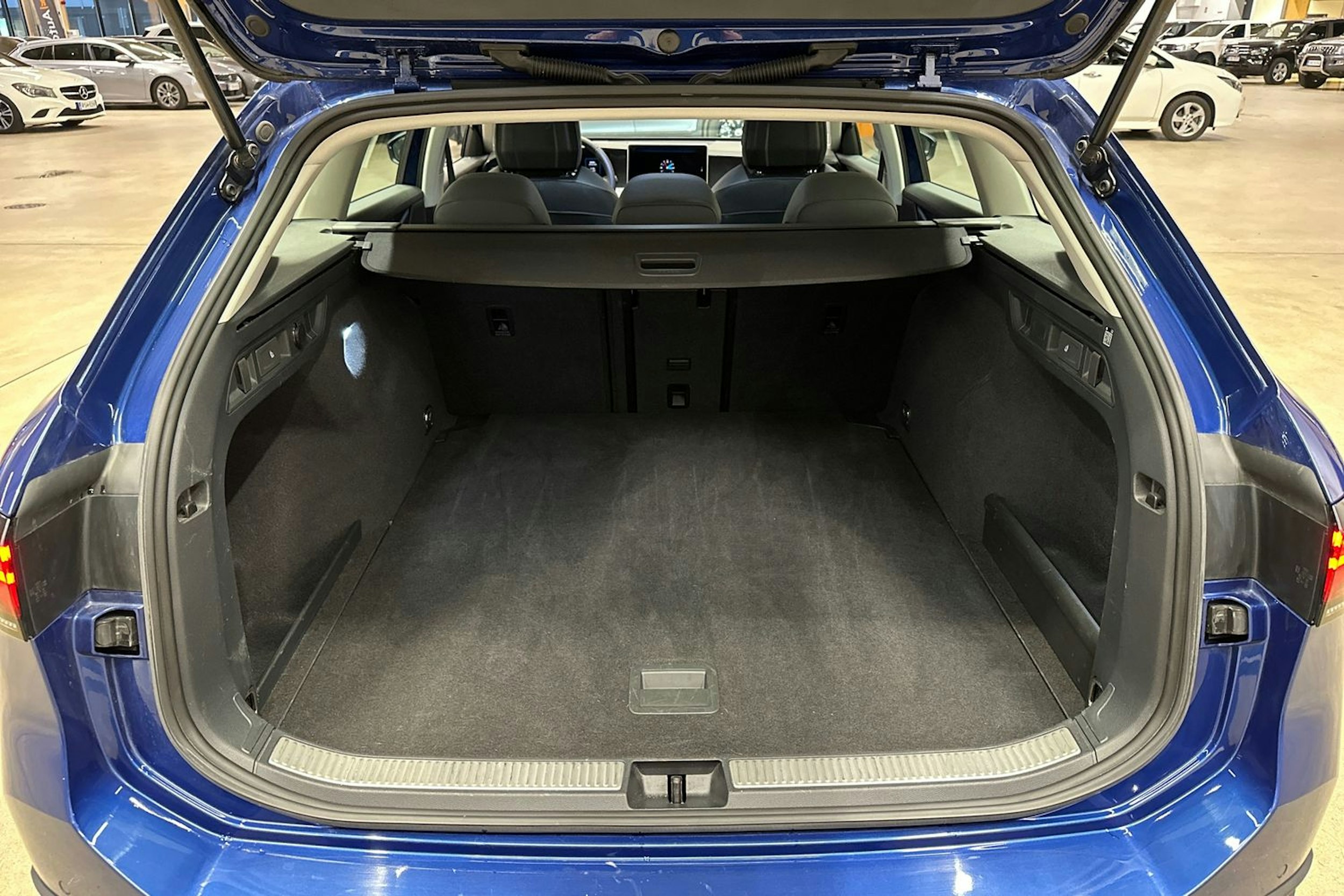 sininen Volkswagen Passat 2024 kuva 31.