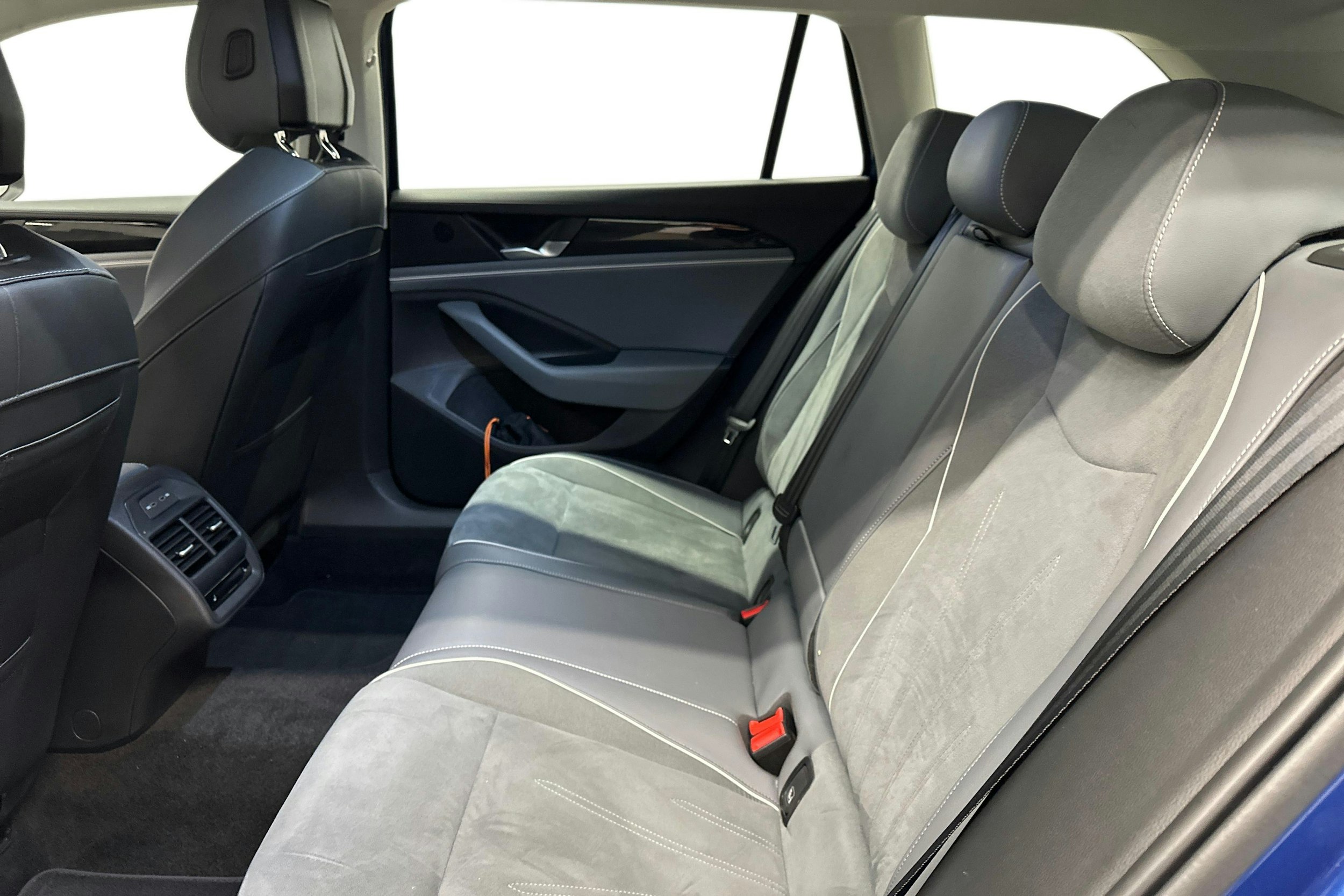 sininen Volkswagen Passat 2024 kuva 8.