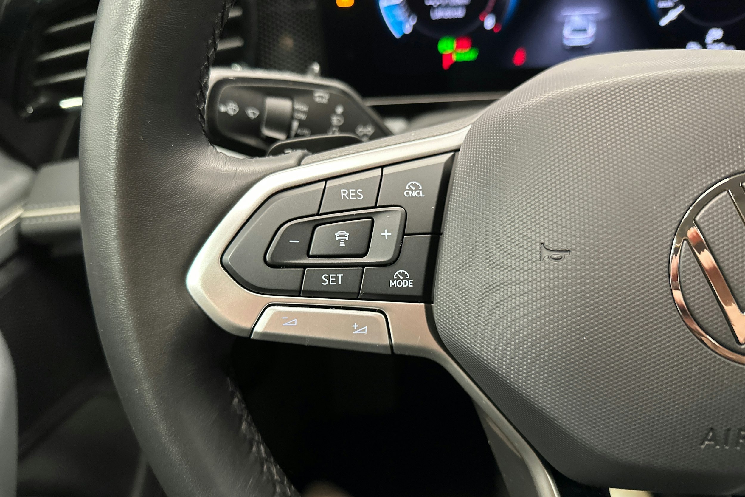 sininen Volkswagen Passat 2024 kuva 11.