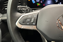 sininen Volkswagen Passat 2024 kuva 11.