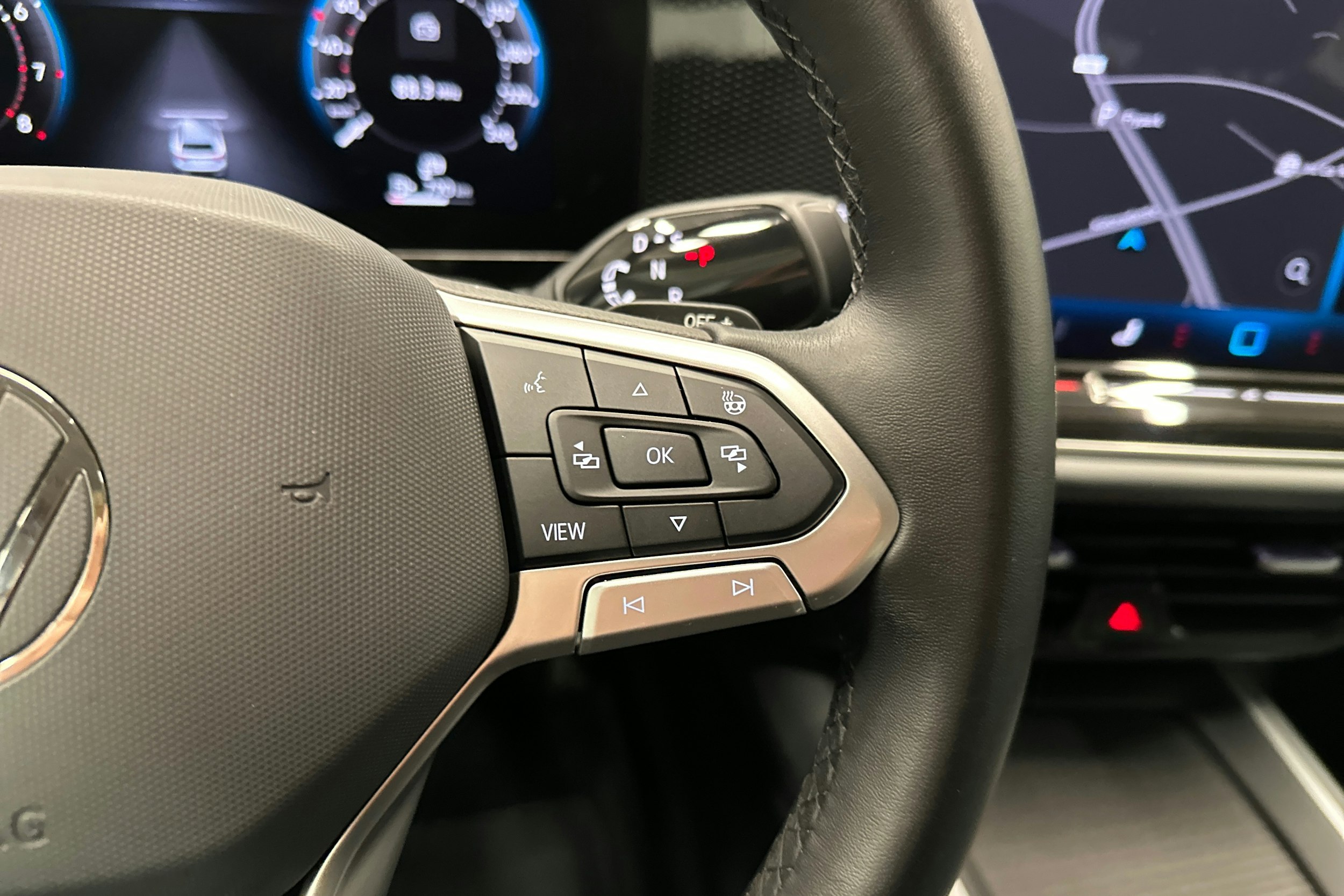 sininen Volkswagen Passat 2024 kuva 12.