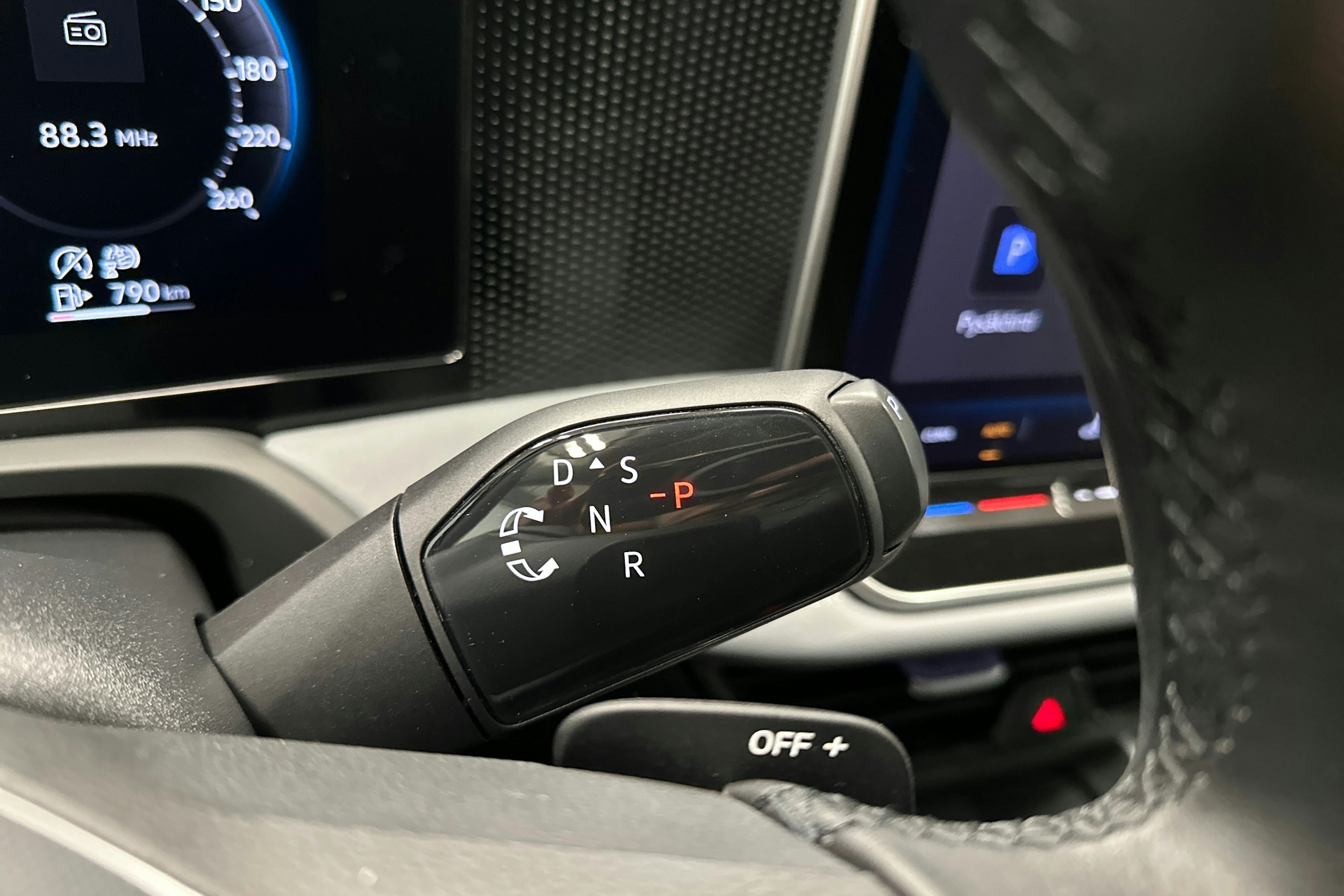 sininen Volkswagen Passat 2024 kuva 23.