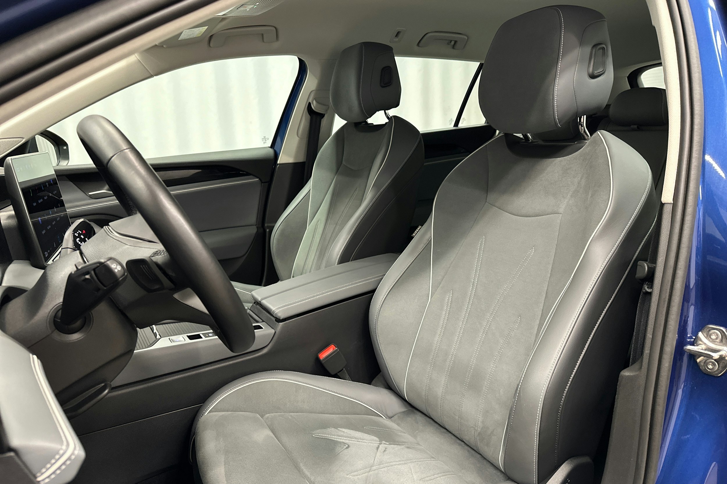 sininen Volkswagen Passat 2024 kuva 24.