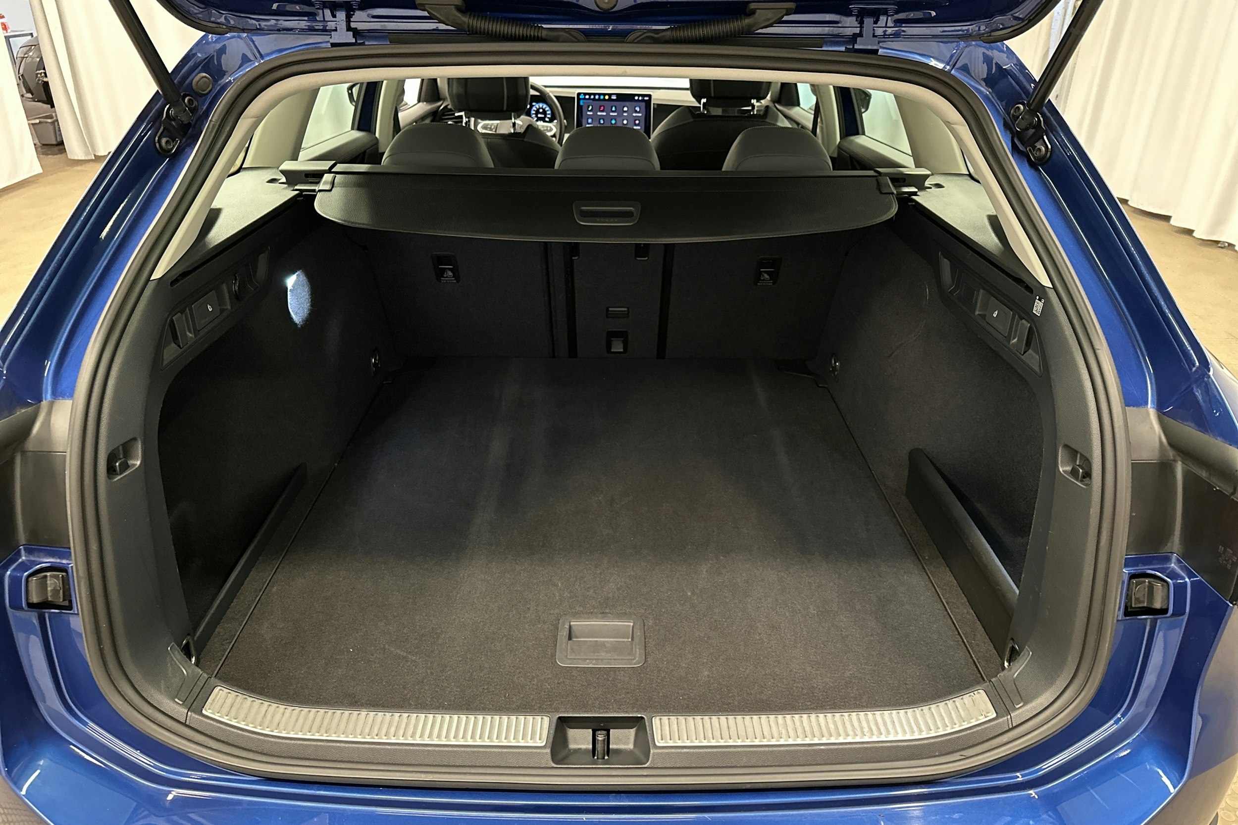 sininen Volkswagen Passat 2024 kuva 26.