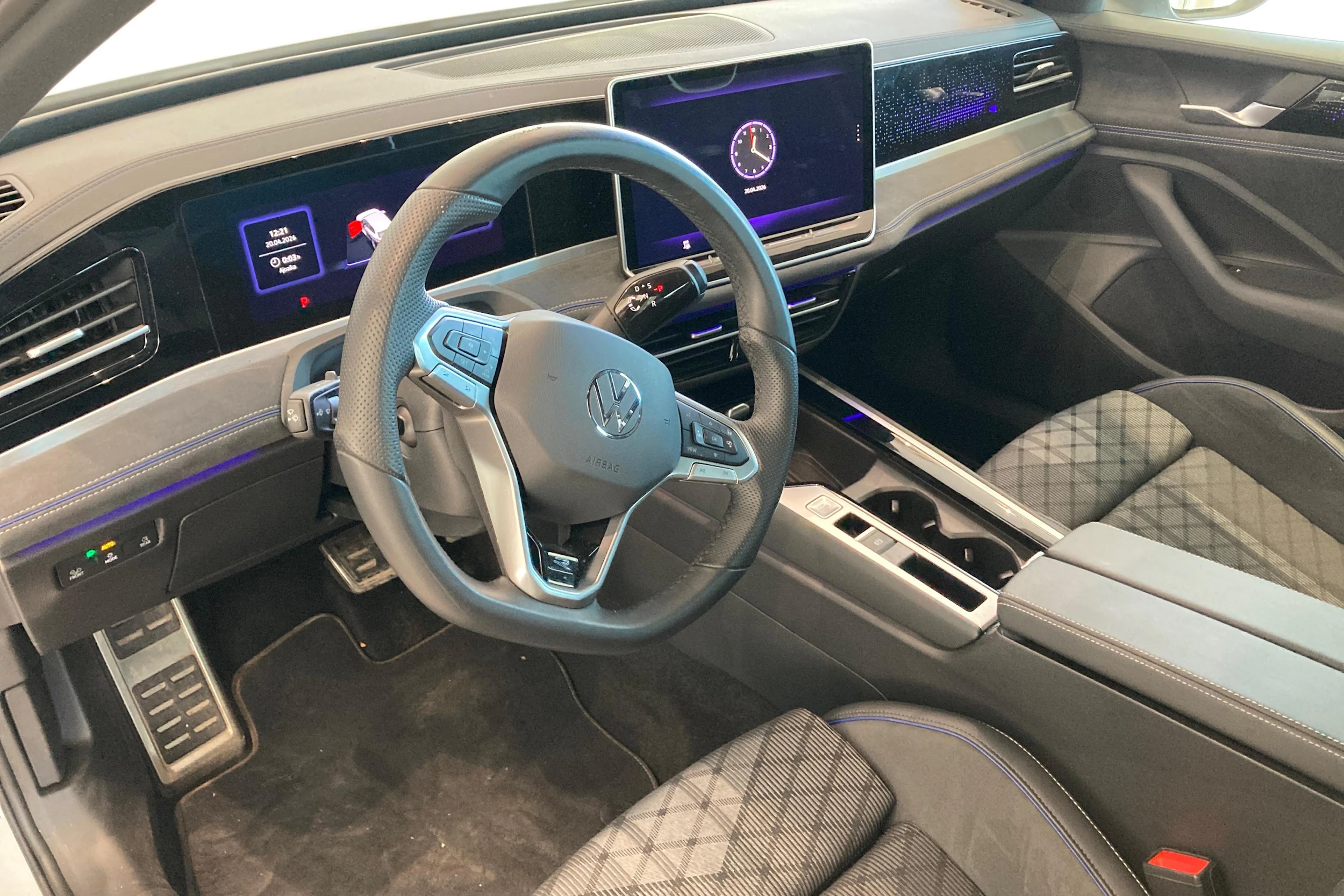 valkoinen Volkswagen Passat 2024 kuva 6.