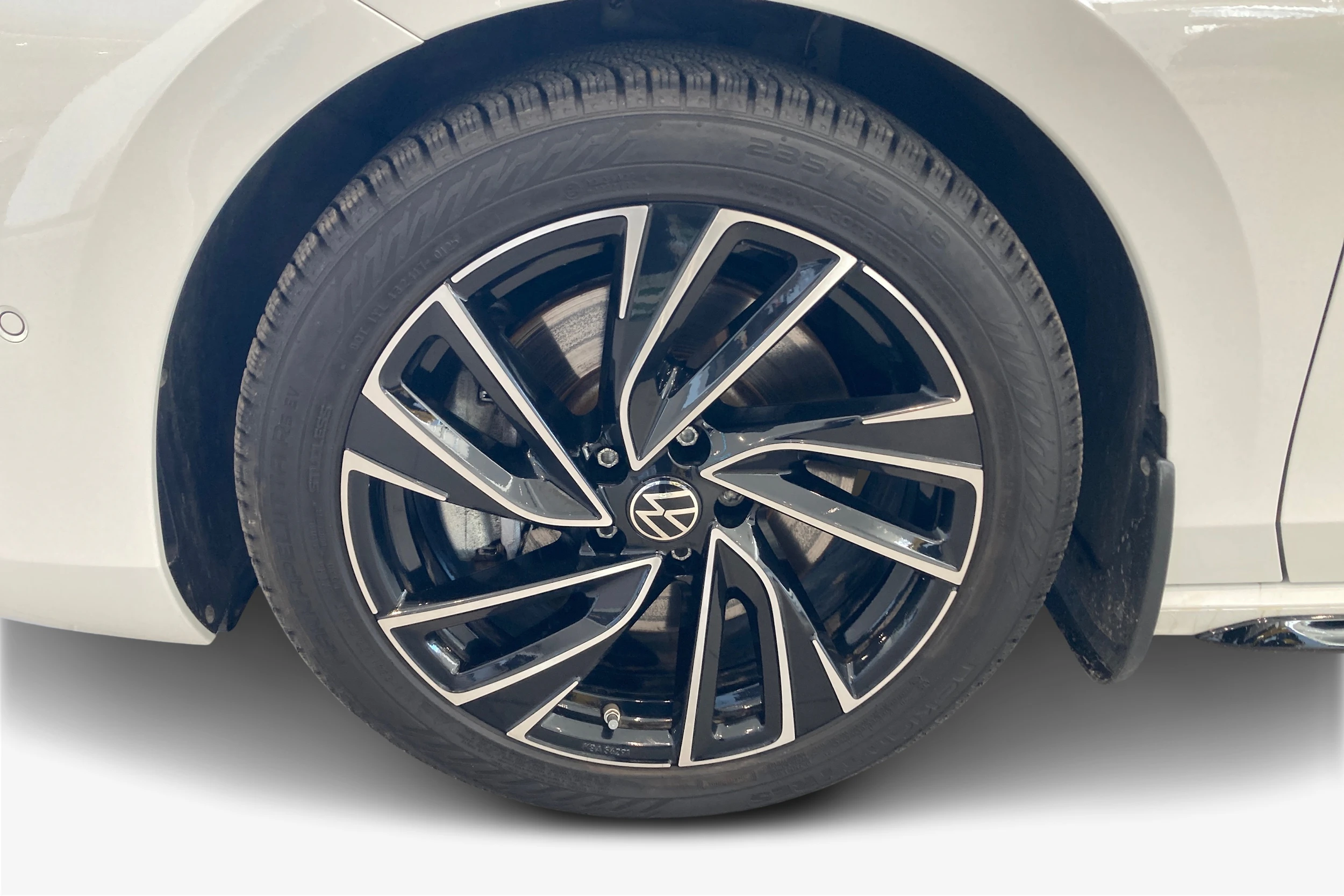valkoinen Volkswagen Passat 2024 kuva 9.