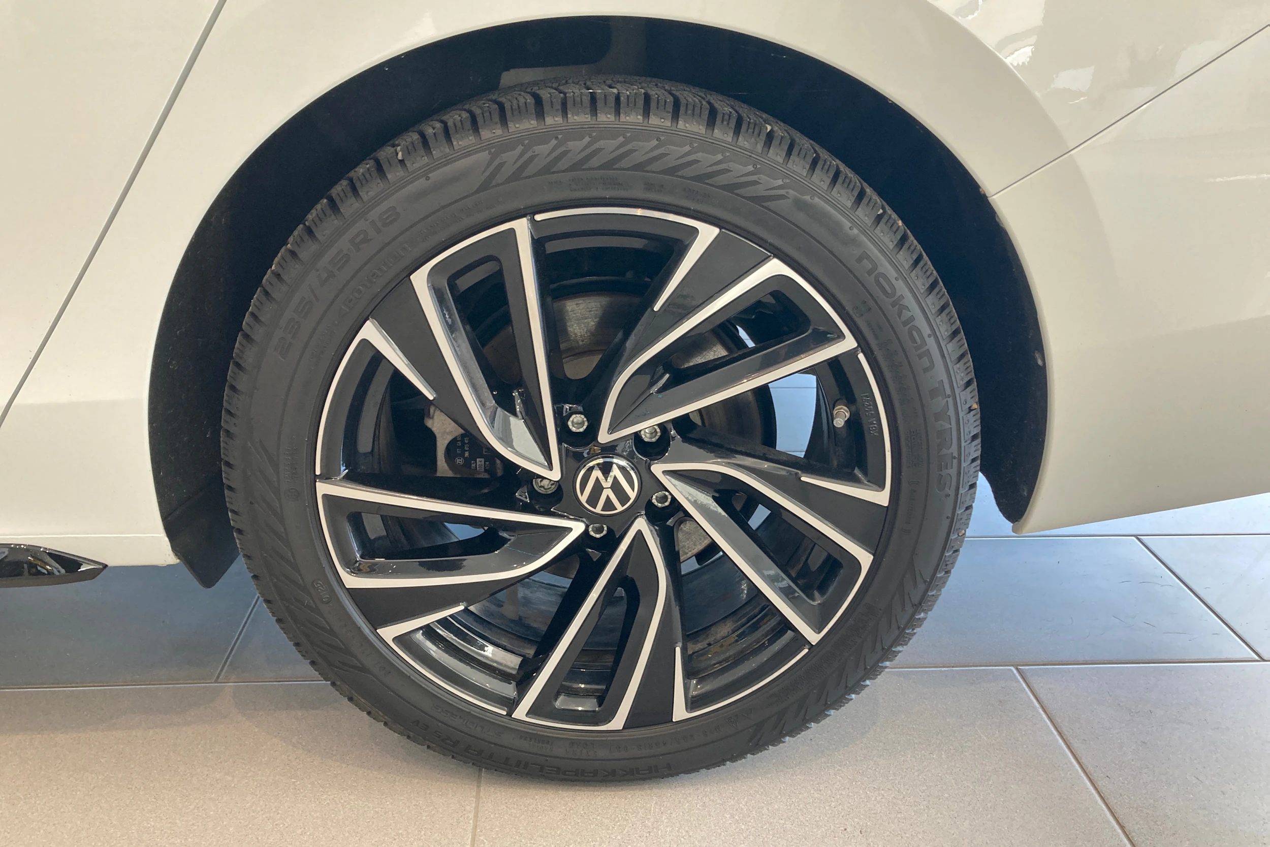 valkoinen Volkswagen Passat 2024 kuva 10.