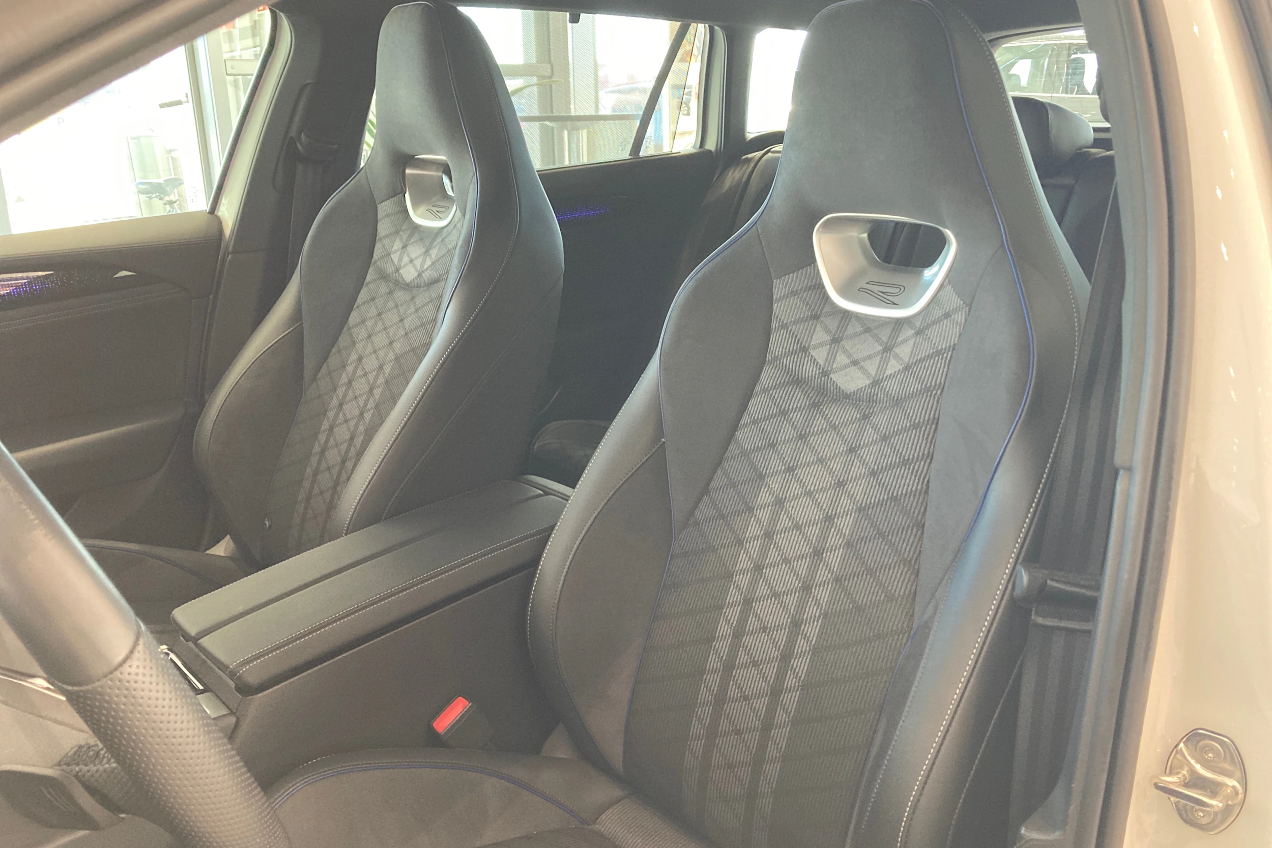 valkoinen Volkswagen Passat 2024 kuva 11.