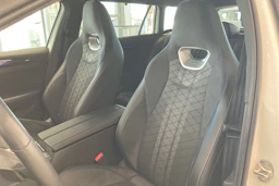 valkoinen Volkswagen Passat 2024 kuva 11.