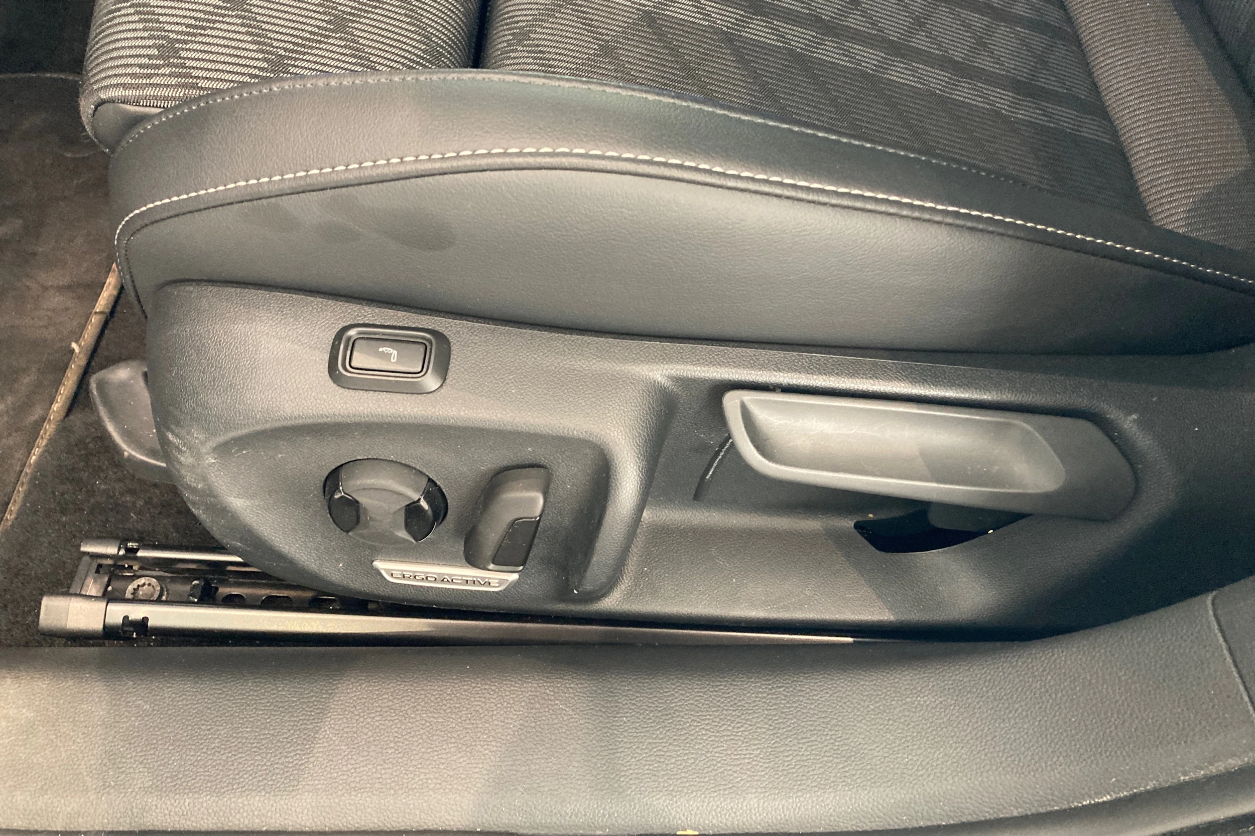 valkoinen Volkswagen Passat 2024 kuva 12.