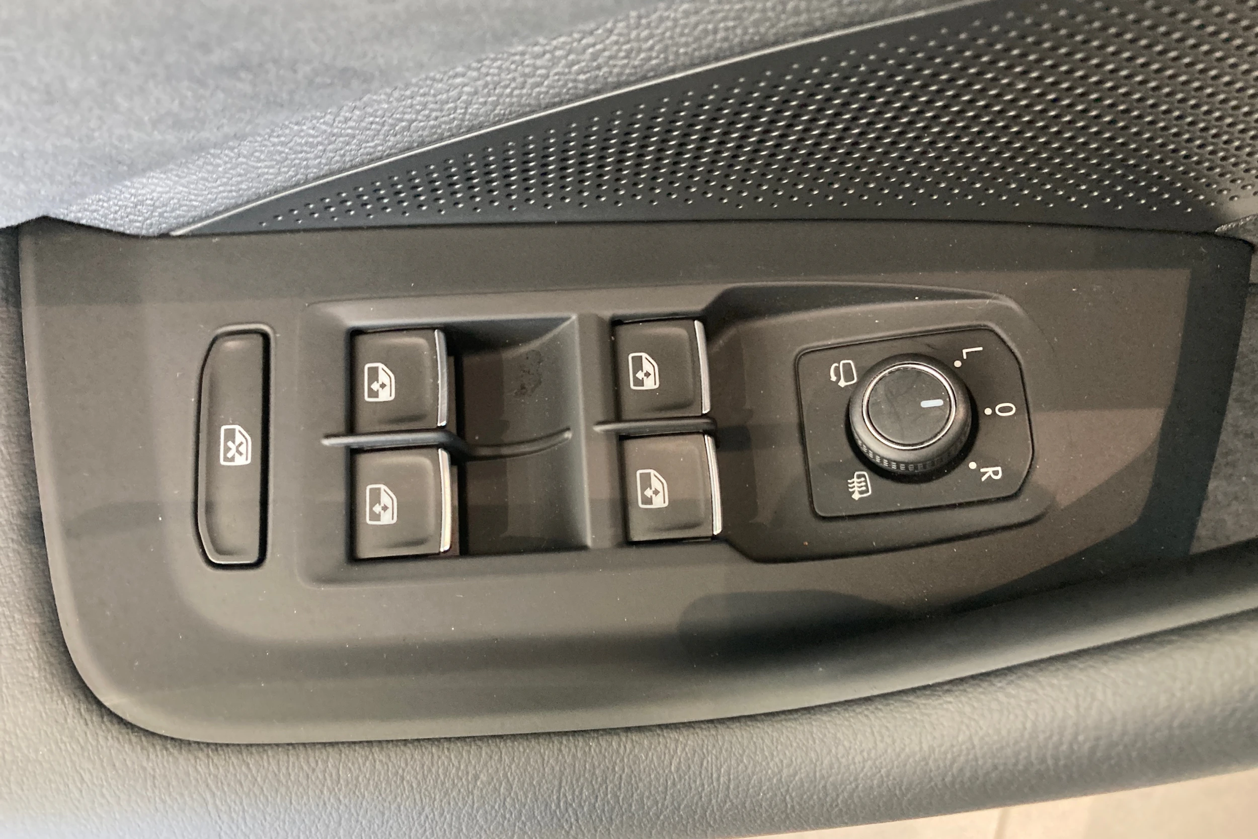 valkoinen Volkswagen Passat 2024 kuva 13.