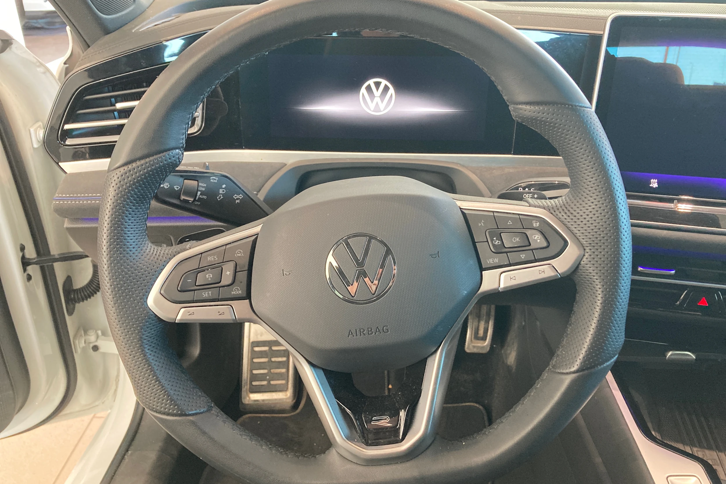 valkoinen Volkswagen Passat 2024 kuva 14.