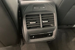 valkoinen Volkswagen Passat 2024 kuva 22.