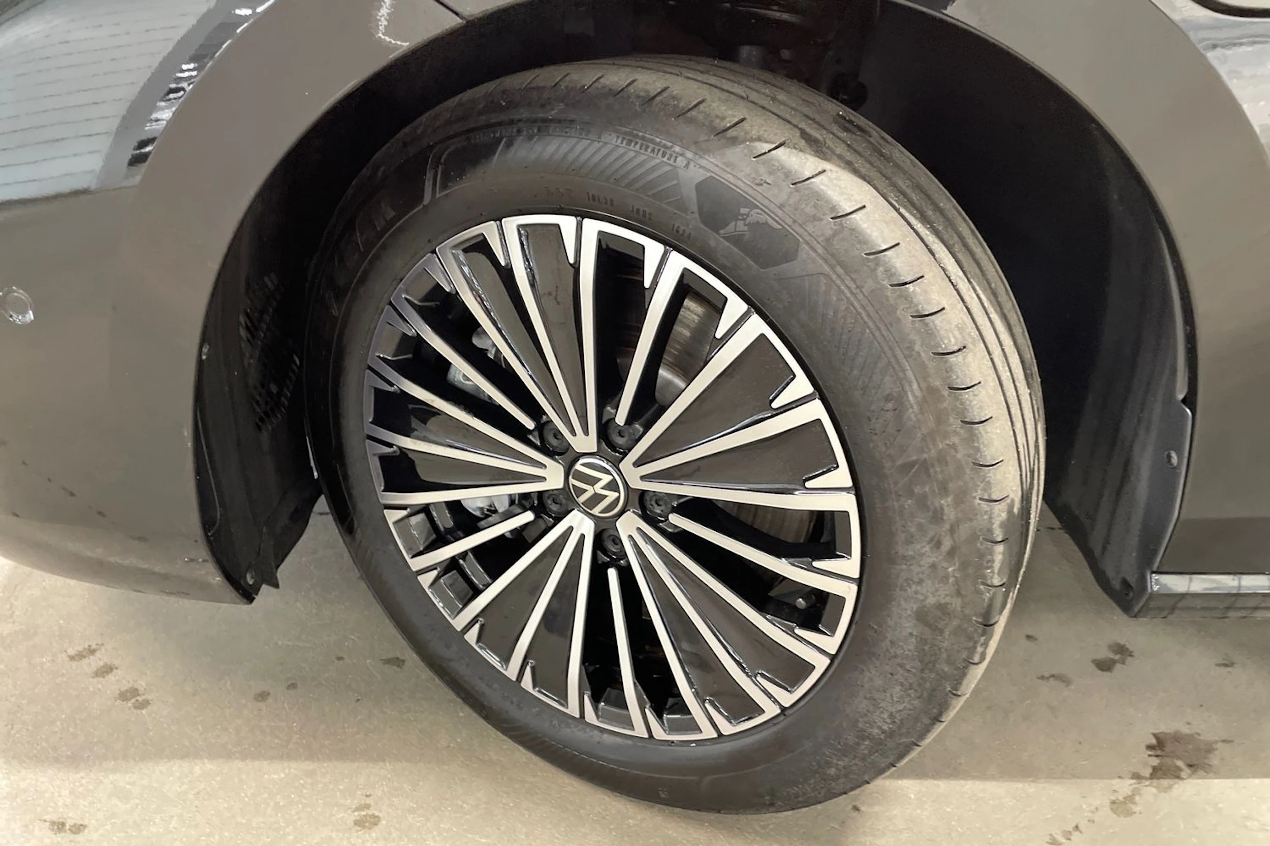 met. musta Volkswagen Passat 2024 kuva 10.