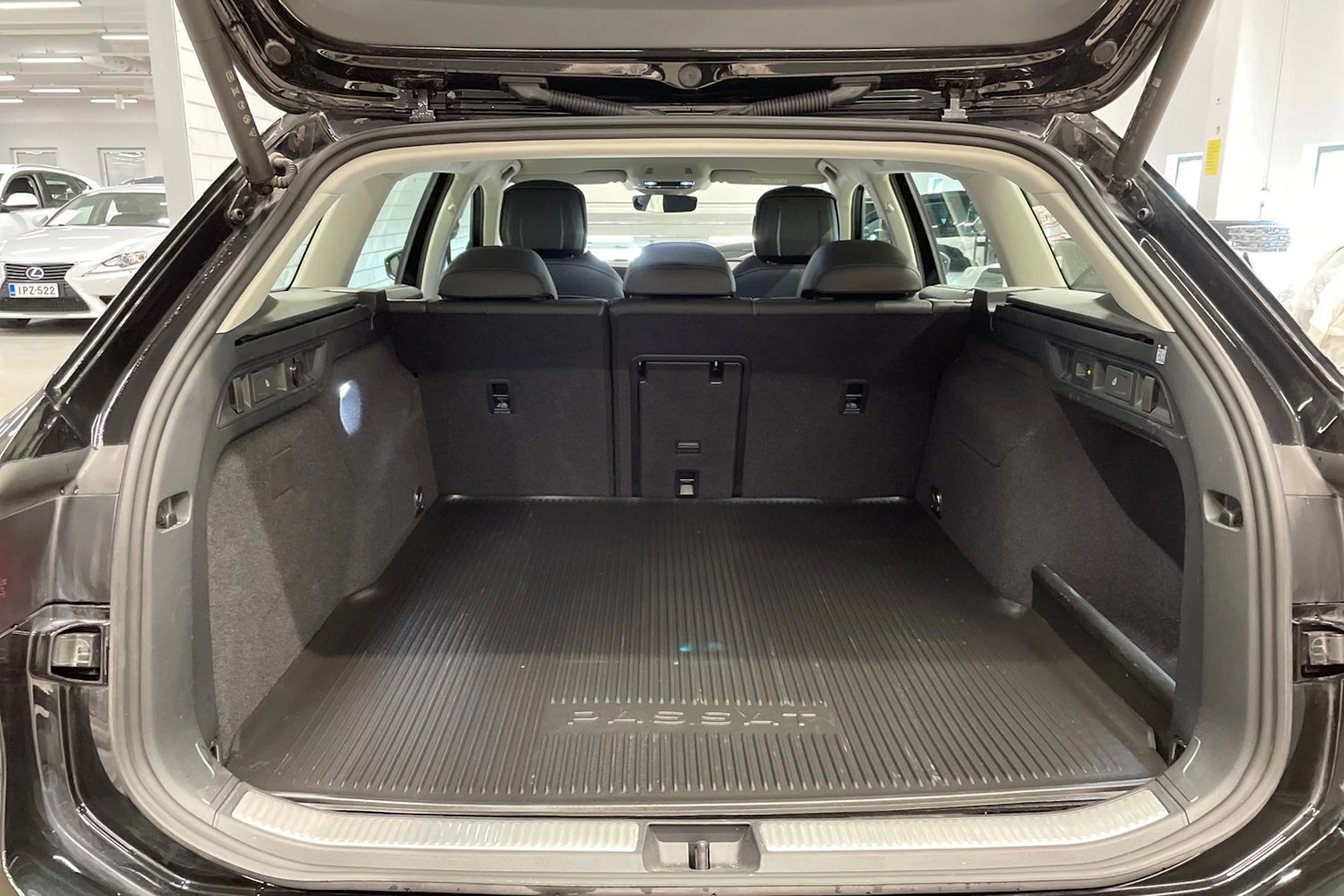 met. musta Volkswagen Passat 2024 kuva 12.
