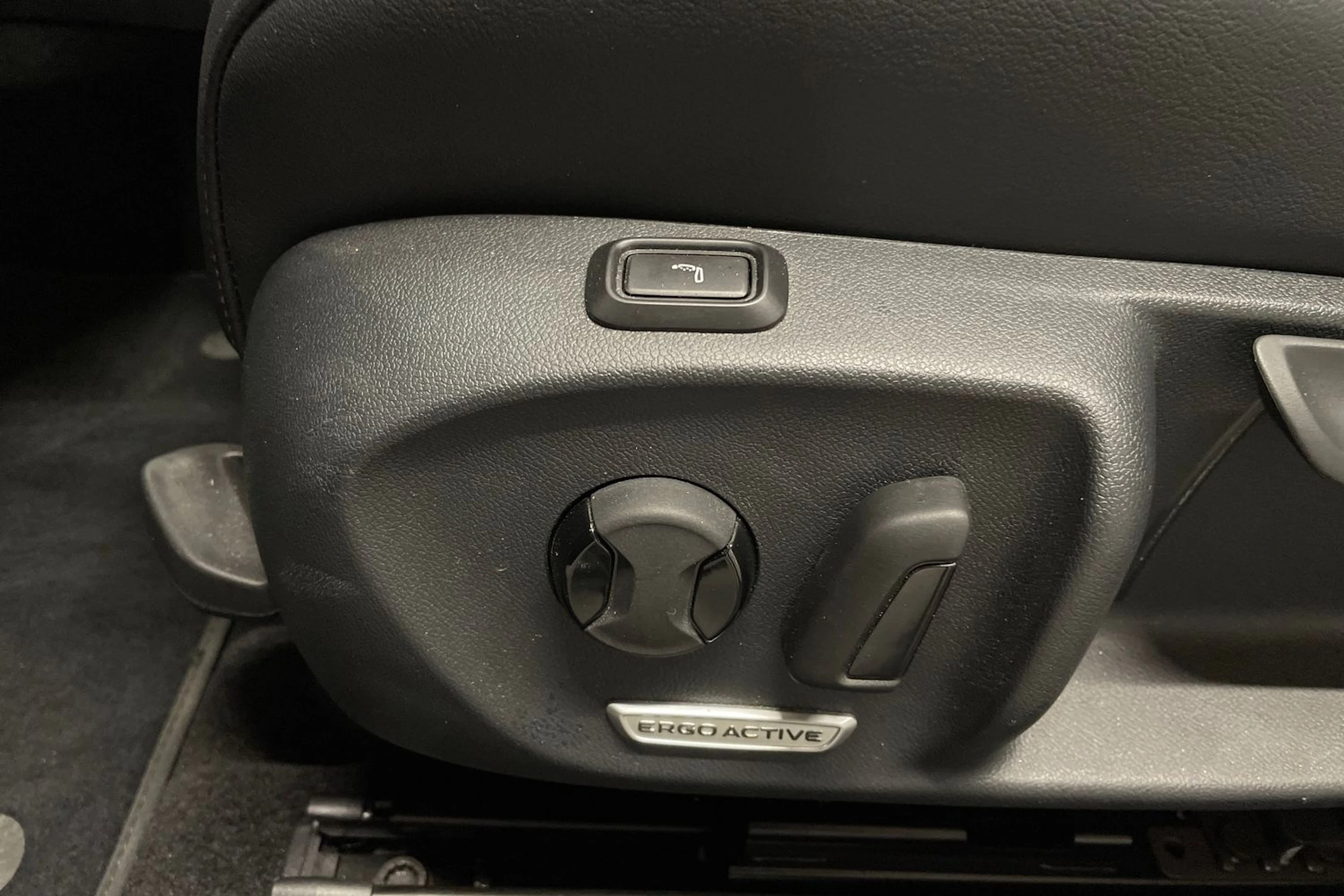 met. musta Volkswagen Passat 2024 kuva 26.