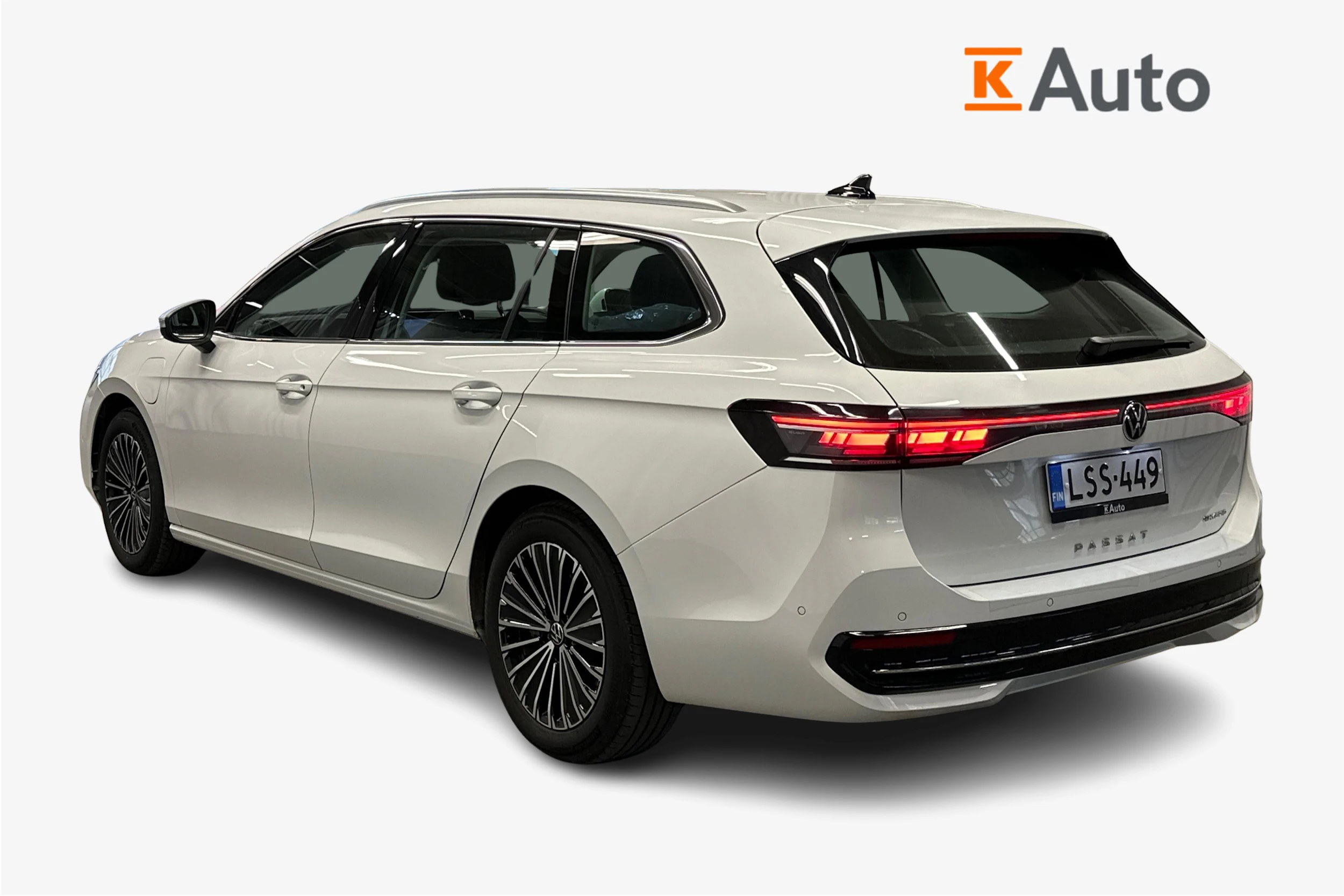 valkoinen Volkswagen Passat 2024 kuva 2.