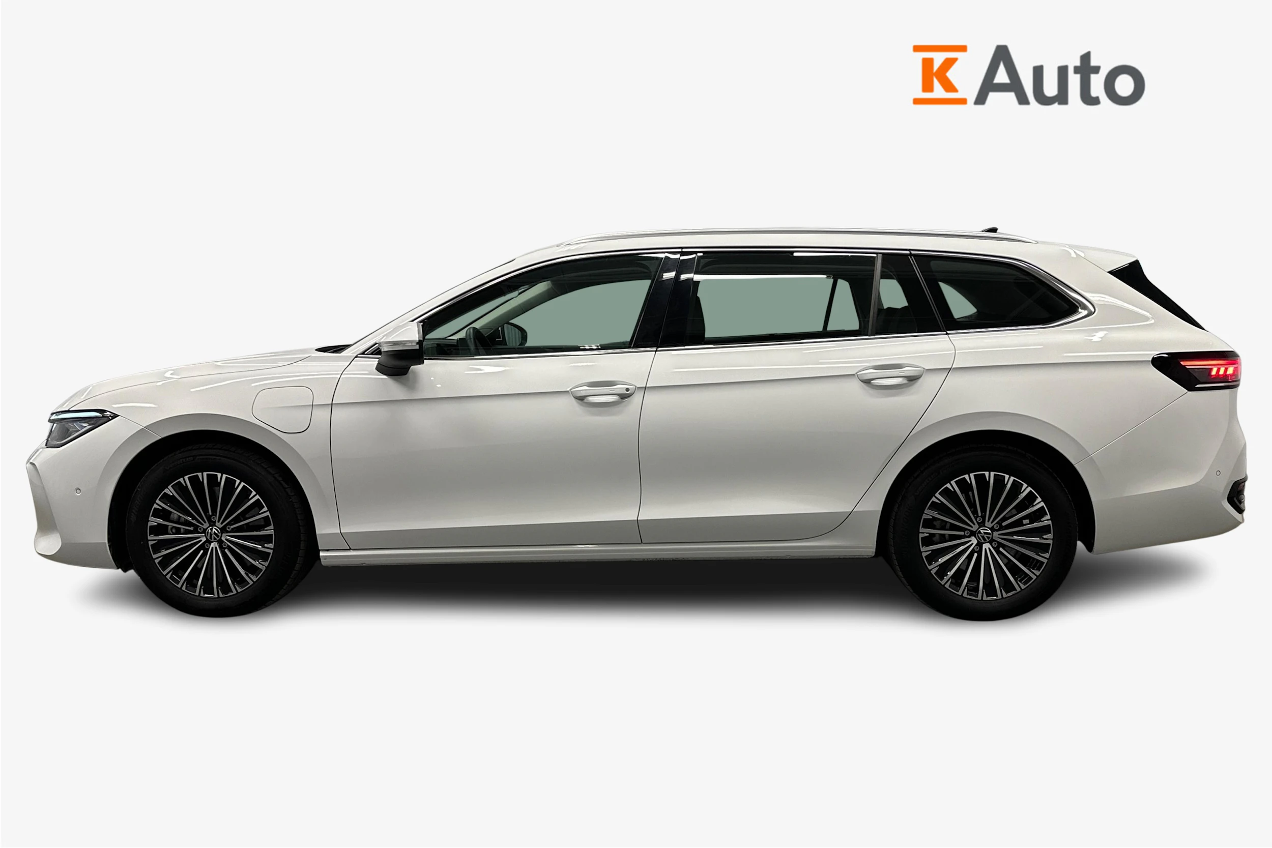 valkoinen Volkswagen Passat 2024 kuva 7.