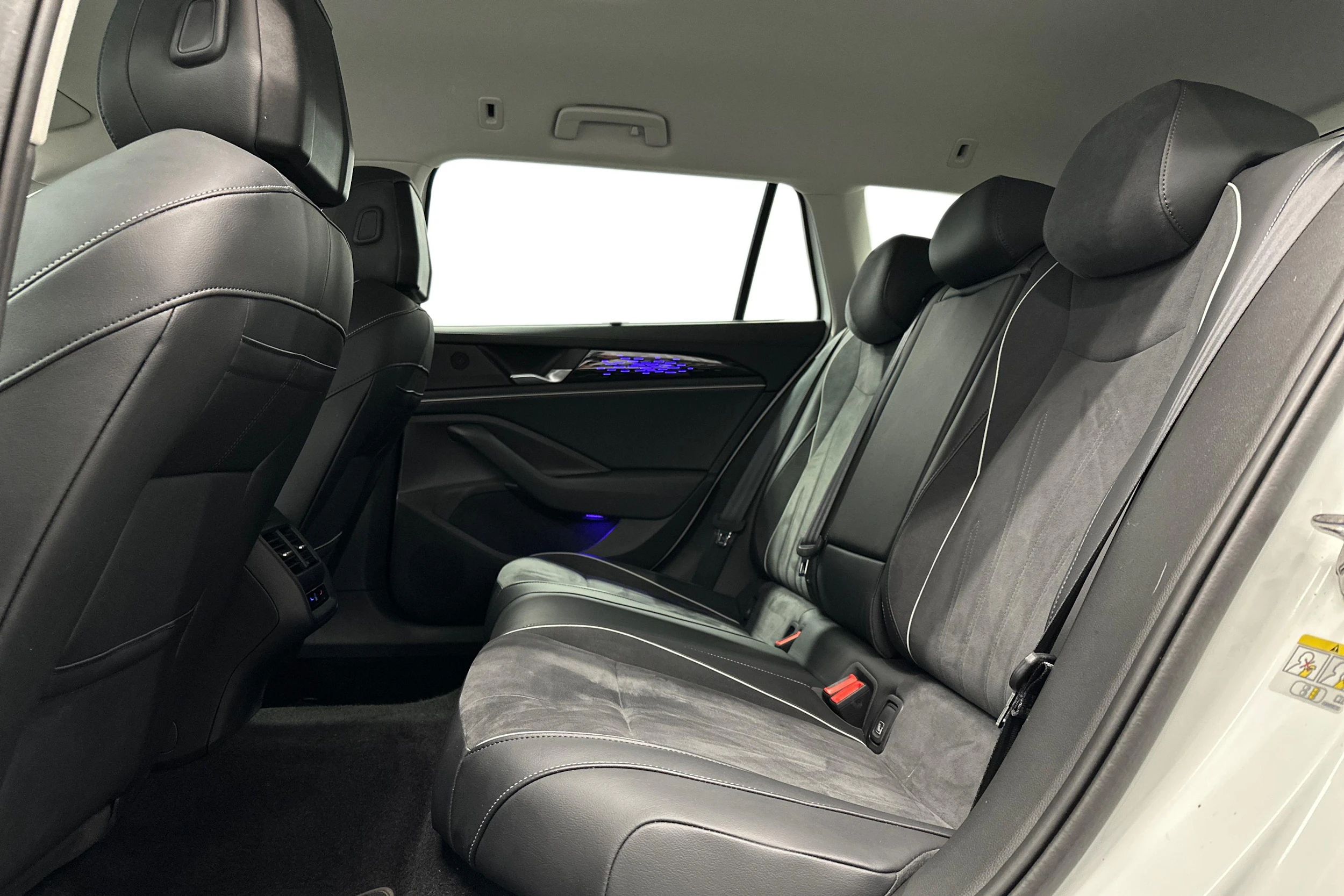 valkoinen Volkswagen Passat 2024 kuva 11.