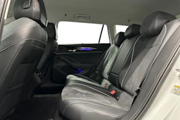 valkoinen Volkswagen Passat 2024 kuva 11.