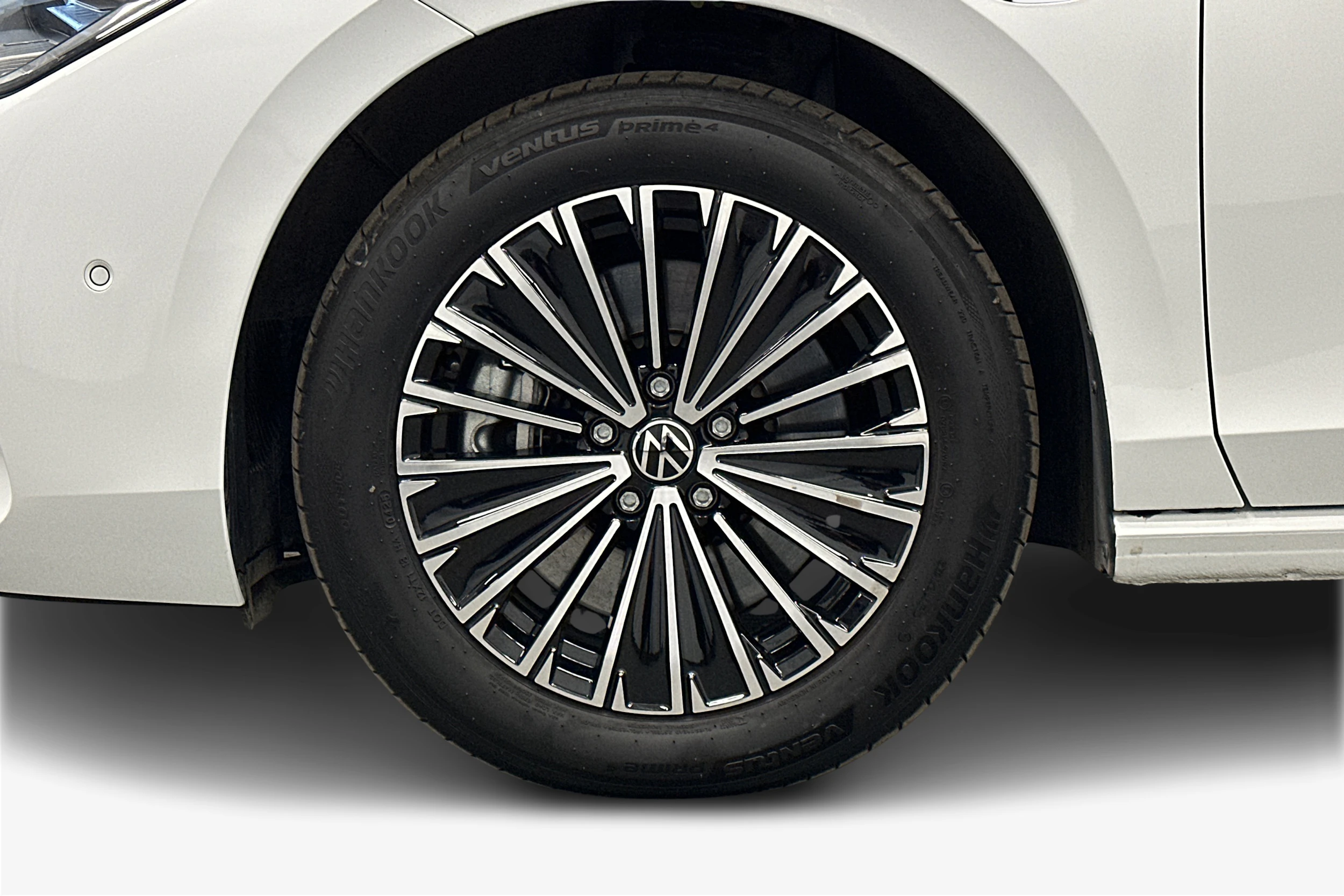 valkoinen Volkswagen Passat 2024 kuva 12.