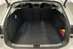 valkoinen Volkswagen Passat 2024 kuva 15.