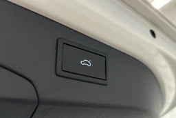 valkoinen Volkswagen Passat 2024 kuva 16.