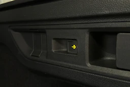 valkoinen Volkswagen Passat 2024 kuva 17.