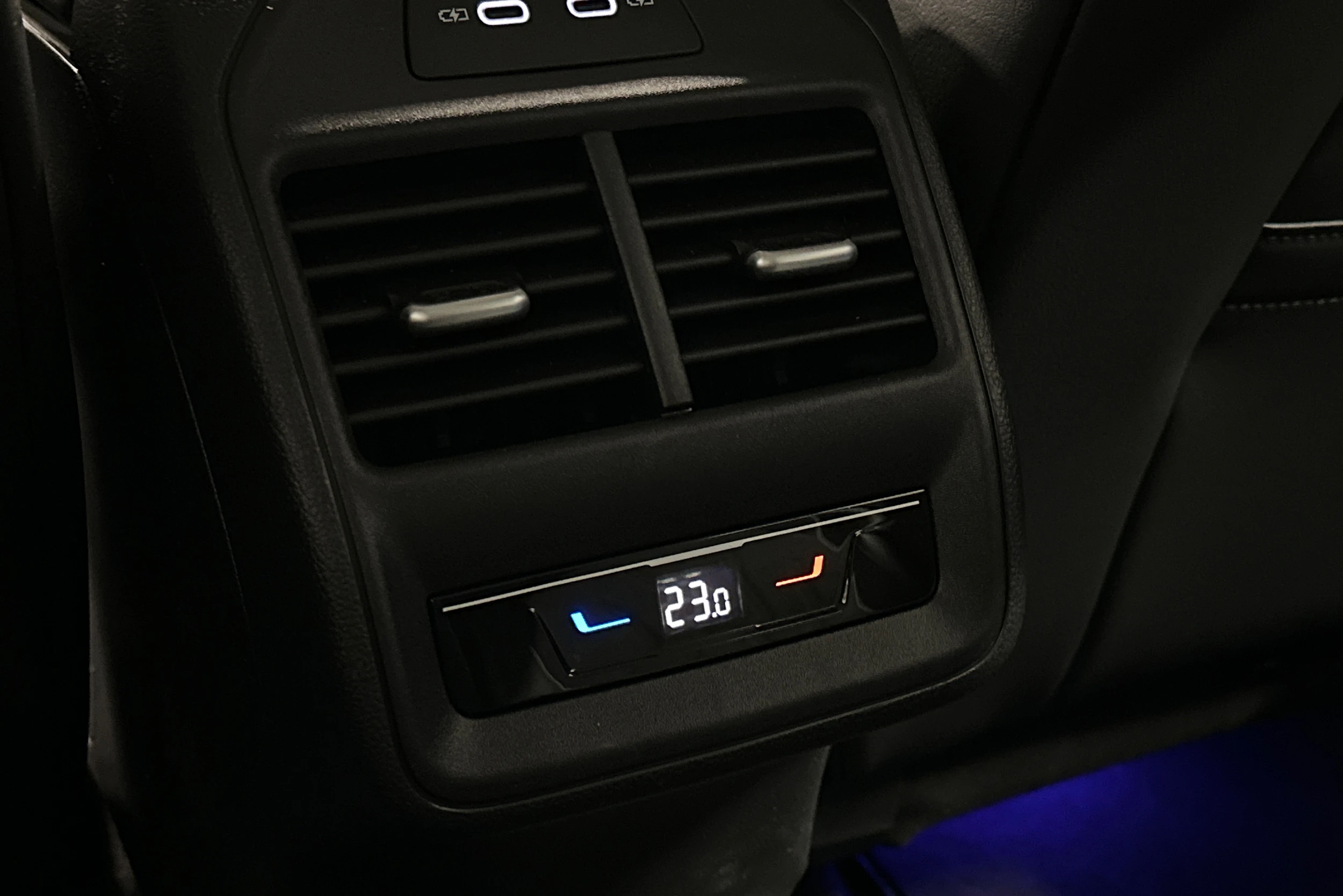 valkoinen Volkswagen Passat 2024 kuva 18.