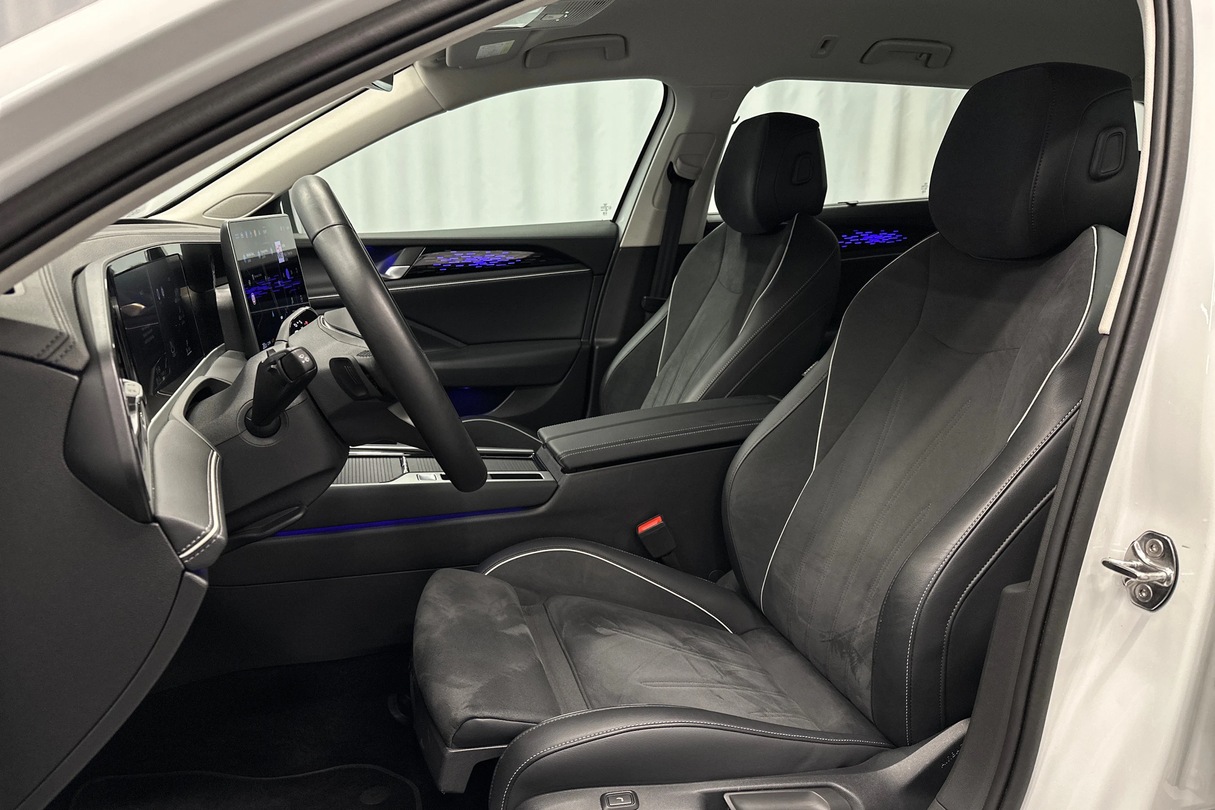 valkoinen Volkswagen Passat 2024 kuva 19.