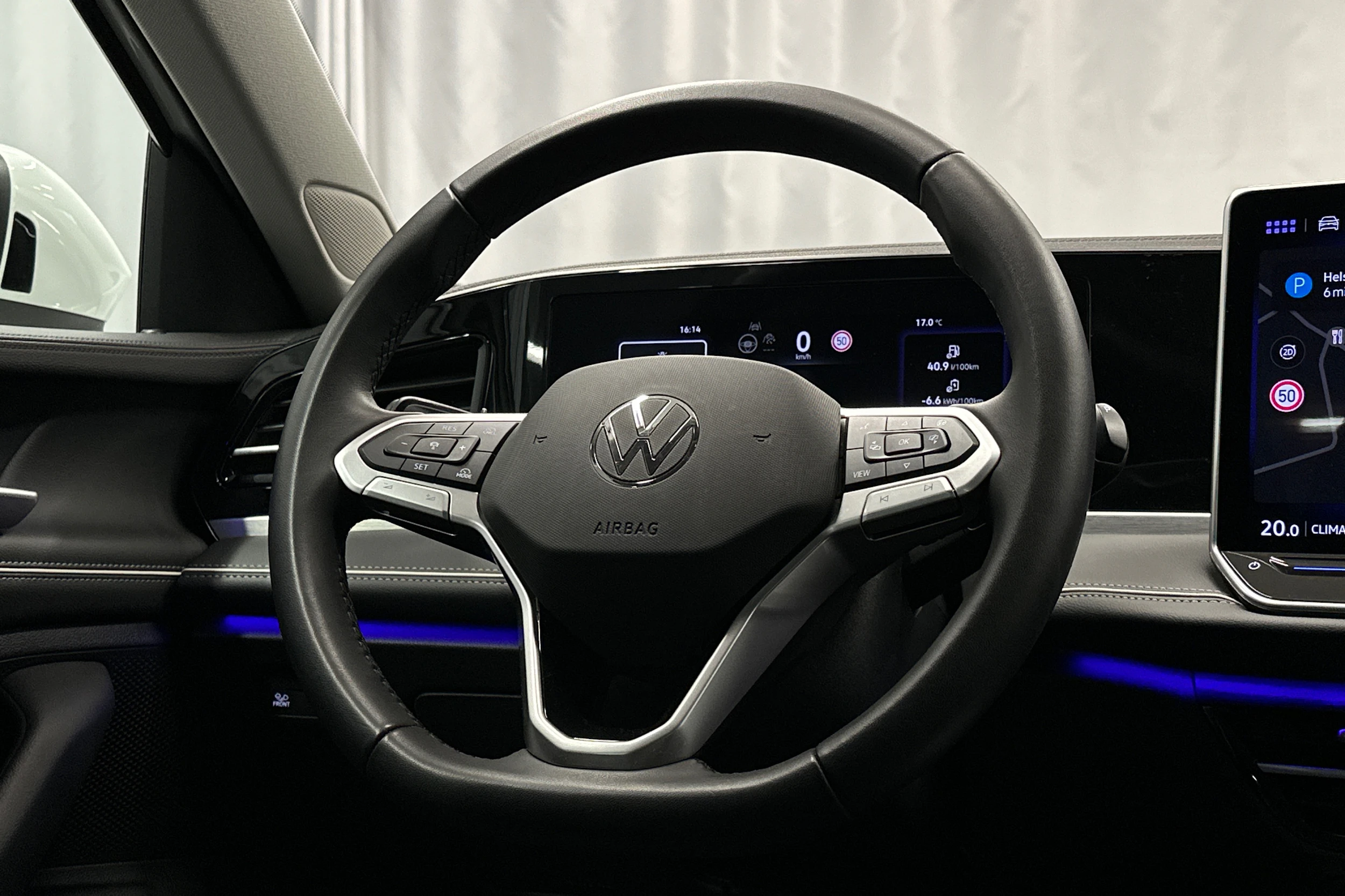 valkoinen Volkswagen Passat 2024 kuva 20.