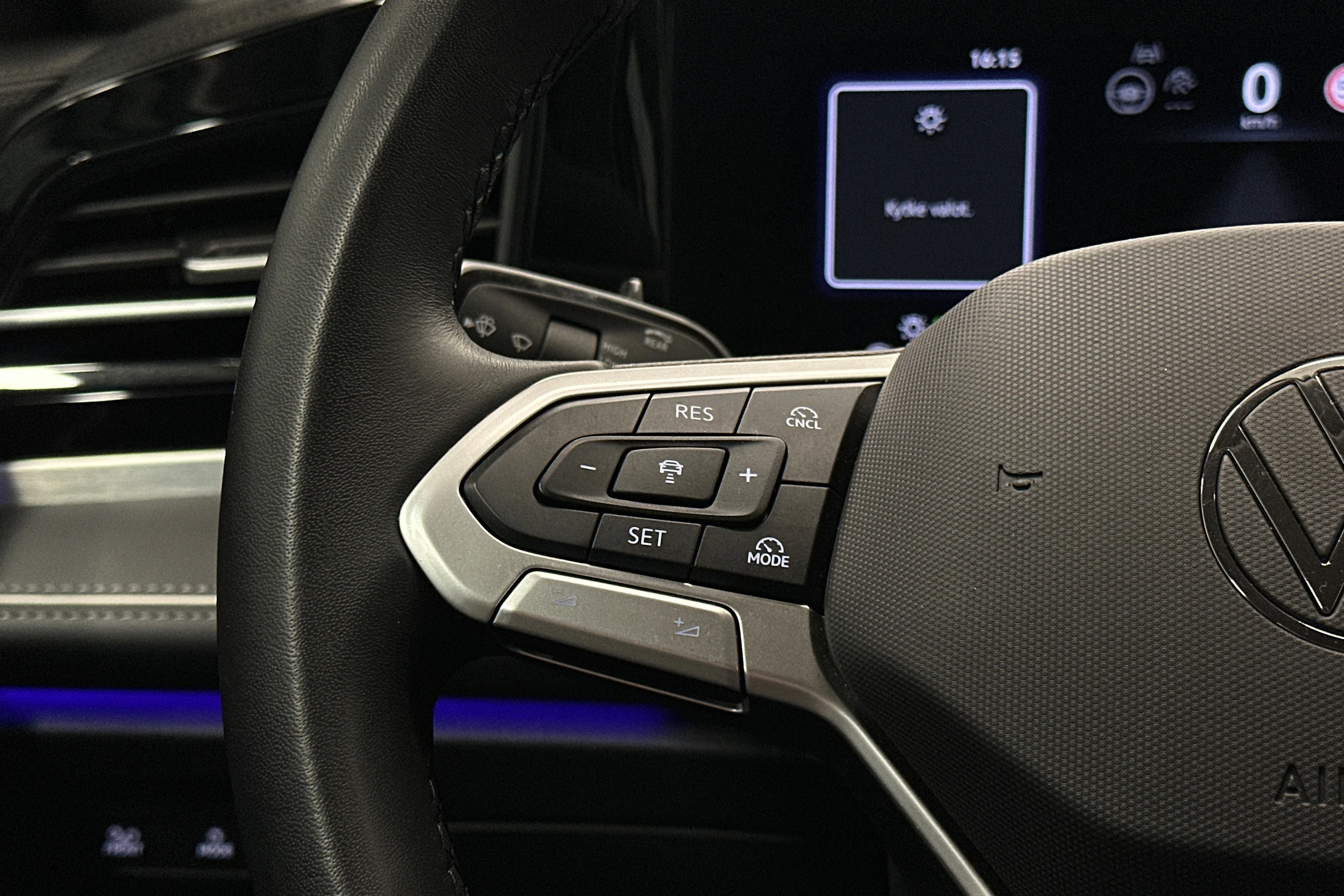 valkoinen Volkswagen Passat 2024 kuva 21.